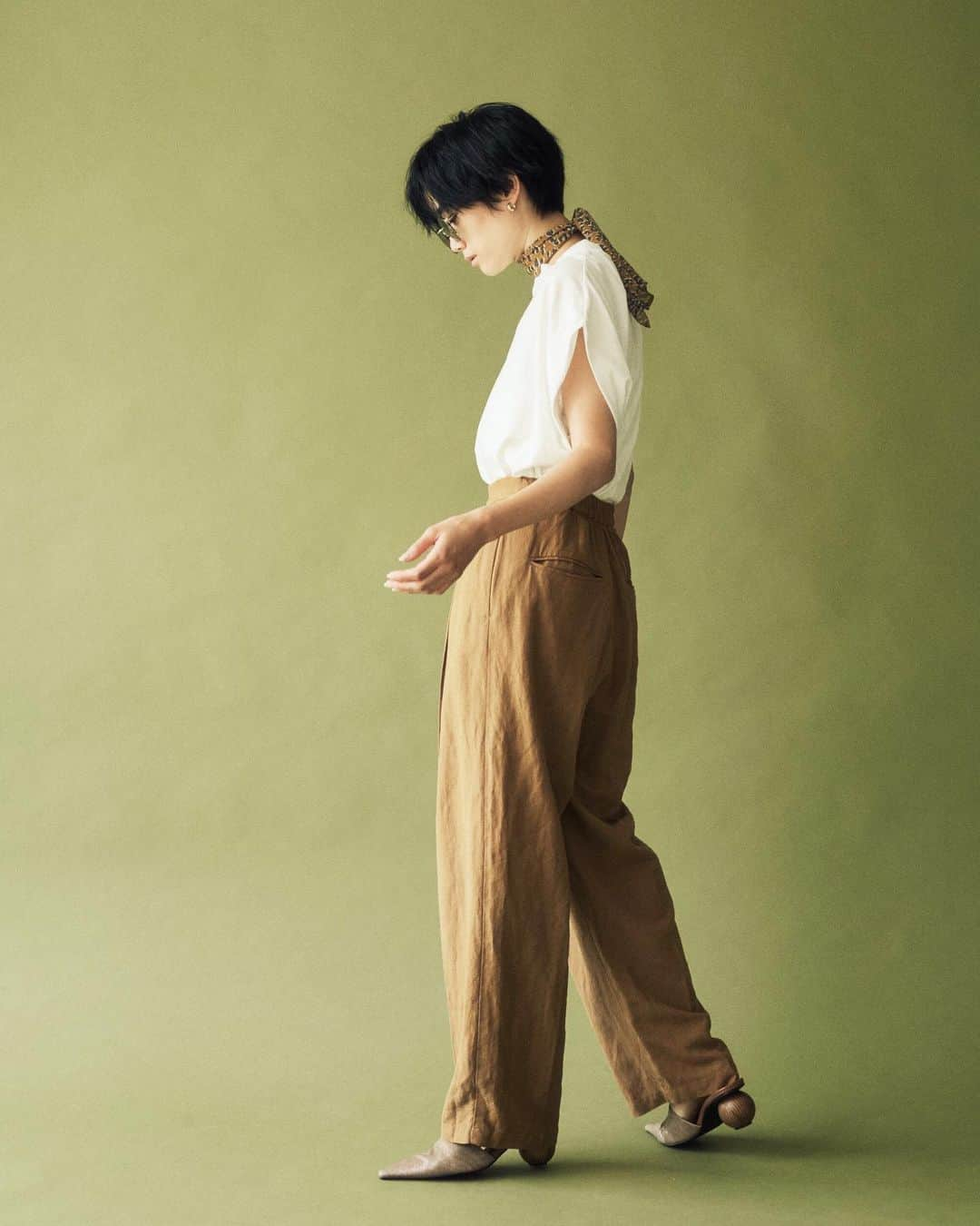 Ungridさんのインスタグラム写真 - (UngridInstagram)「. PRE FALL//7.19(fri)NEW ARRIVAL . #タックルーズボリュームパンツ キャメル/カーキ S/M ¥9,720(tax in) ＿＿＿＿＿＿＿＿＿＿＿＿＿＿＿＿＿＿＿＿＿＿＿＿＿＿＿ 落ち感のある素材を使用したタックパンツ。きれい目なシルエットに粗野な素材感を落とし込むことでカジュアルな印象に。 程良くテーパードしたシルエットでスタイリッシュなムードが叶う１着 ＿＿＿＿＿＿＿＿＿＿＿＿＿＿＿＿＿＿＿＿＿＿＿＿＿＿＿ 🛒アイテム詳細は画像をタップ！ @ungrid_official . #ungrid #ungrid_official #RUNWAYchannel #ZOZOTOWN」7月15日 21時14分 - ungrid_official