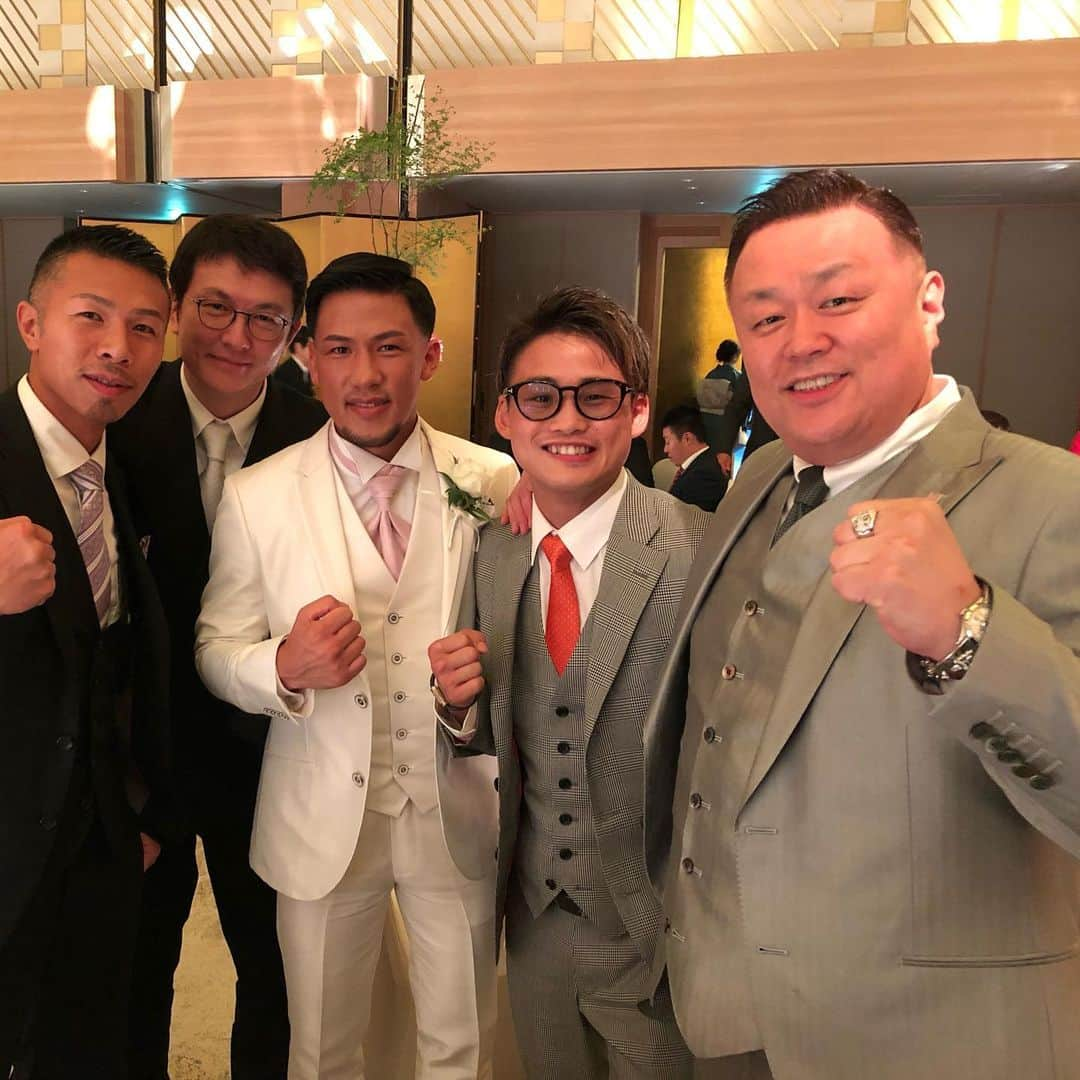 内山高志さんのインスタグラム写真 - (内山高志Instagram)「卜部弘嵩 高橋ユウさんの結婚式  たくさんの有名人が来てました^_^  プロボクサーやK1選手など友人にもかなり会いました！  #卜部弘嵩 #高橋ユウ #披露宴」7月15日 21時15分 - takashikod