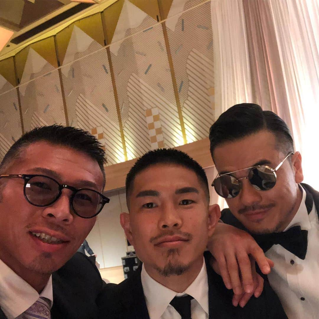 内山高志さんのインスタグラム写真 - (内山高志Instagram)「卜部弘嵩 高橋ユウさんの結婚式  たくさんの有名人が来てました^_^  プロボクサーやK1選手など友人にもかなり会いました！  #卜部弘嵩 #高橋ユウ #披露宴」7月15日 21時15分 - takashikod