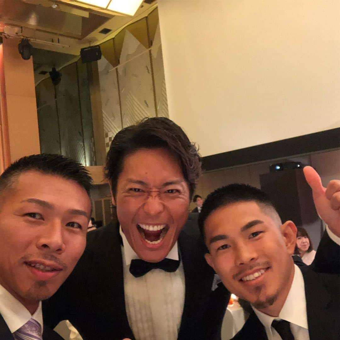 内山高志さんのインスタグラム写真 - (内山高志Instagram)「卜部弘嵩 高橋ユウさんの結婚式  たくさんの有名人が来てました^_^  プロボクサーやK1選手など友人にもかなり会いました！  #卜部弘嵩 #高橋ユウ #披露宴」7月15日 21時15分 - takashikod