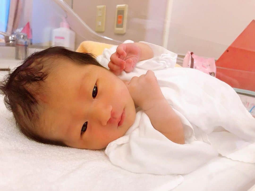 しほの涼のインスタグラム：「十月十日お腹にいた我が子が、オギャーと声をあげた時。 へその緒から私の酸素を貰って生きていた娘が、自分で息をし始めた時。  とっても不思議な感覚でした👼 出産後すぐ沐浴前で髪の毛が #ベッカムヘアー 😂😂女の子なのに😂😂 そして旦那にソックリ🥰❤️笑  #生後3日目 #新生児 #女の子ママ #女の子ベビー #令和ベビー #令和ベイビー #令和元年ベビー #令和元年 #赤ちゃん #初産 #産まれました #新生児育児 #産声 #ベイビーガール #女の子 #女の子育児 #新生児写真 #吸引分娩 #分娩」