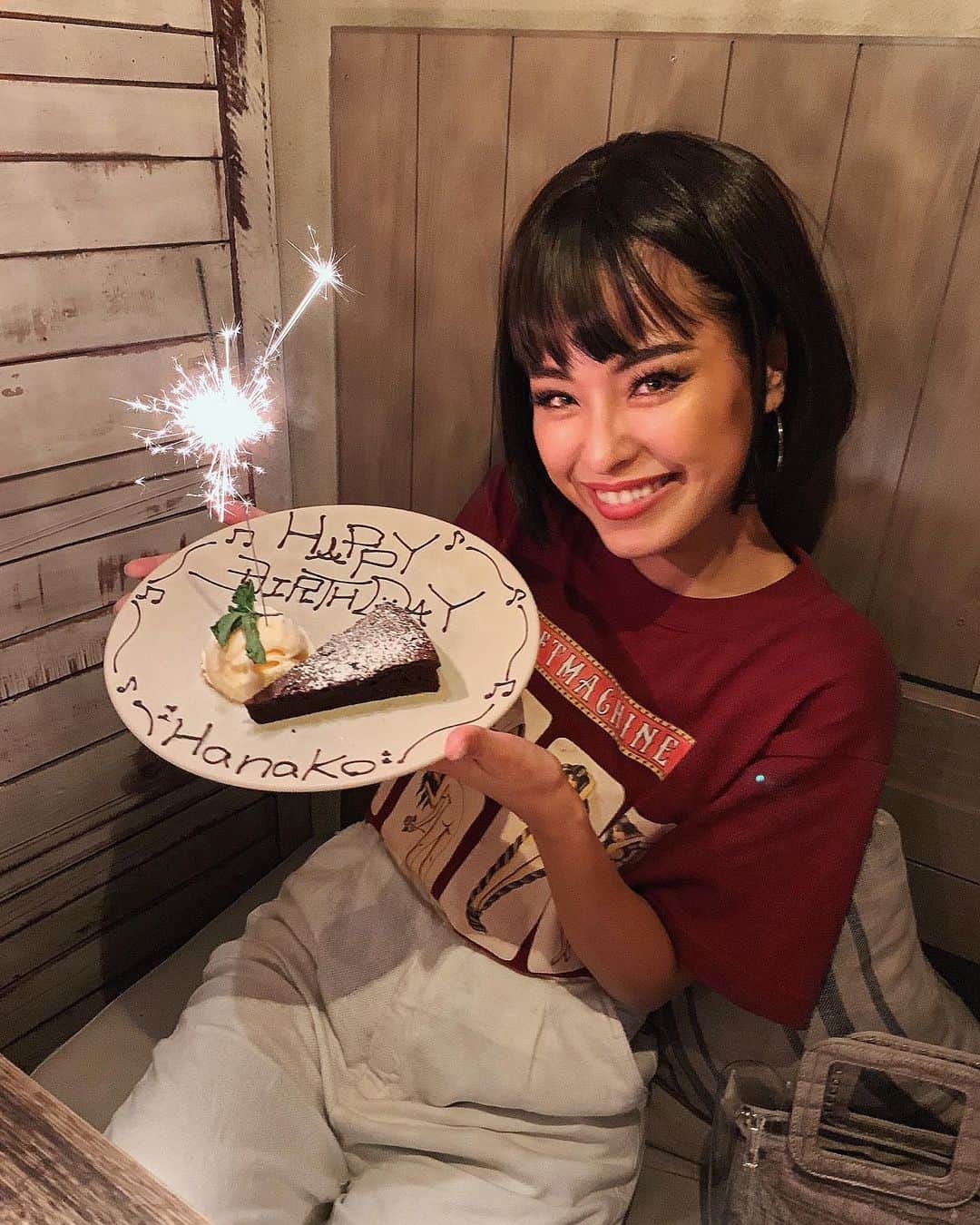 のインスタグラム：「大好きな友達たちに大好きな場所で今年もしてやられたサプライズ誕生日🥺❤️ お店に入って通された席でジャスゆみおのシュールすぎる後ろ姿は忘れませんww アイシャはお仕事で次みんなが集まれるまで日にちあくからと気を使ってくれた優しさしっかり心に響いてます❤️ マティの頑張ってみんなのサプライズ隠してくれてた姿が愛おしいです❤️❤️ みんな大好きだよ！毎年幸せな誕生日を過ごす事ができてます😭ありがとう！！って手紙か！ 今気づいたけど、この時のみんな髪の色が落ち着いてる ・ 大好きあにまるず  @kanako3180maty @yumiobaby . @jasmilicious @aishadayo  #instagood#instadaily#love#bff#animals#mybirthday#happy#thankyou#❤️」