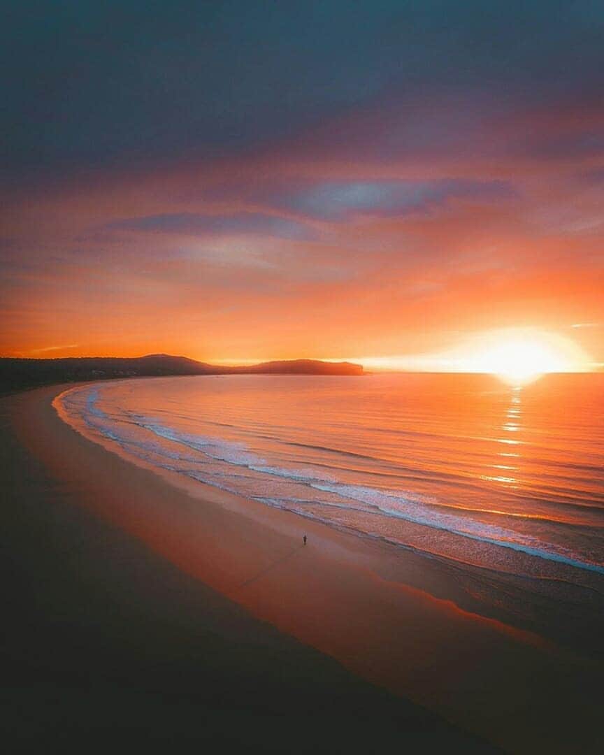 Discover Earthさんのインスタグラム写真 - (Discover EarthInstagram)「Batemans Bay, in the South Coast region of the state of New South Wales, Australia looks like the perfect place to enjoy sunsets ! 🌅🇦🇺 Share this post with a sunset lover now ! — 📍#DiscoverAustralia — 📸 Photos by @josh_burkinshaw」7月15日 19時50分 - discoverearth