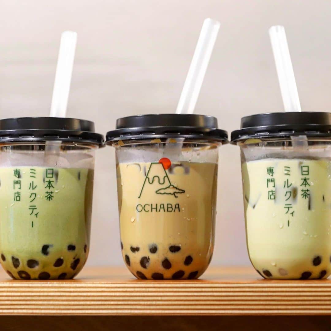 きょん。さんのインスタグラム写真 - (きょん。Instagram)「. .  OCHABA  日本茶専門店 という世界から さらに派生した "日本茶ミルクティー専門店"もまた @signofthefood 内に。  誰がどう見ても タピオカであるはずの 黒い球体は なんとなんと "わらび餅”。 モチ活という 新たなムーブメント 巻き起こるかも知れんです…！ #OCHABA #namba#osaka#signofthefood」7月15日 19時49分 - kyon_tokiiro