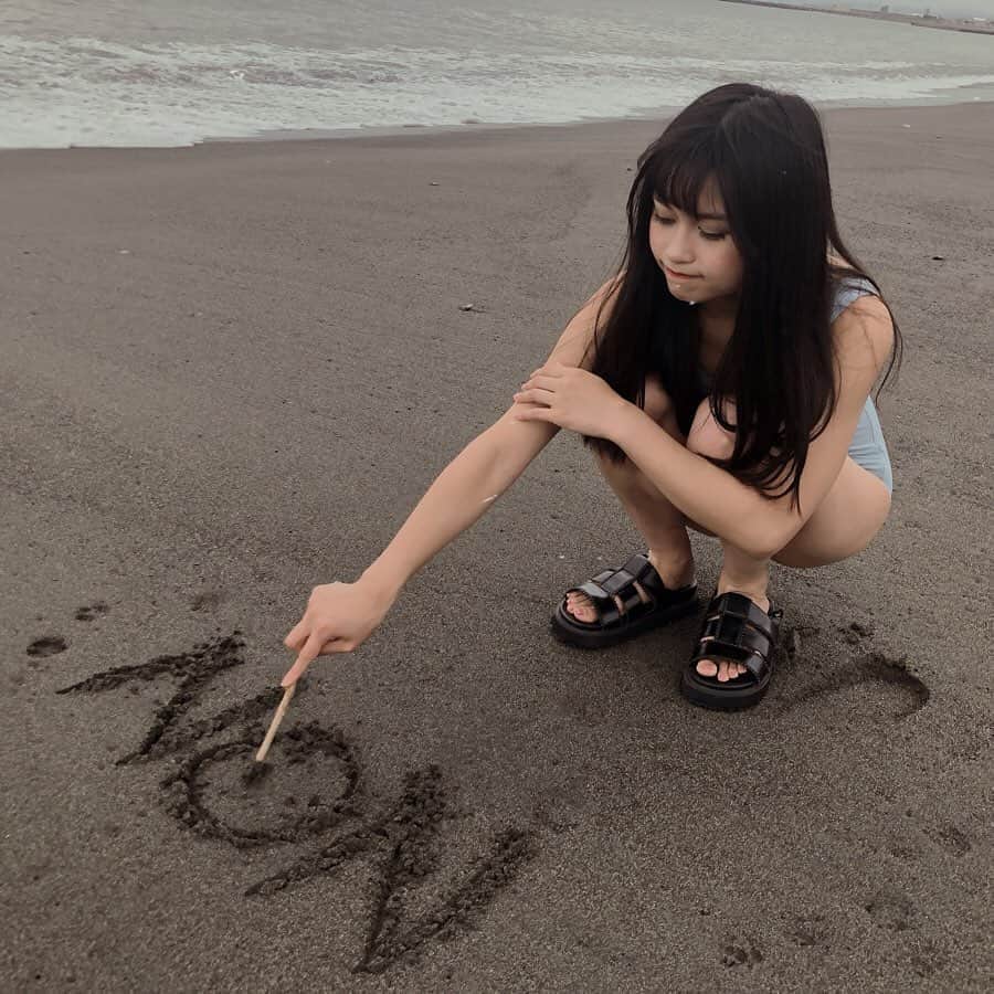 のインスタグラム：「海の日はサザンビーチで遊びました。日焼け止め塗るの忘れてた。」