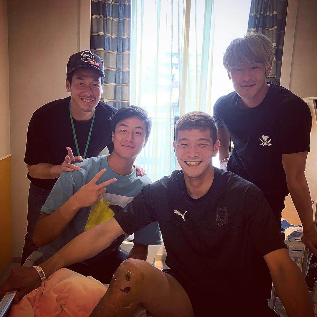 村山智彦のインスタグラム：「ㅤㅤㅤㅤㅤㅤㅤㅤㅤㅤㅤㅤㅤ  2017 Matsumoto yamaga Goalkeeper's  ㅤㅤㅤㅤㅤㅤㅤㅤㅤㅤㅤㅤㅤ #動物病院かと思ったら #普通の病院でビックリ #ずっとゴリラと思ってたのに #2年ぶりに再会 #リハビリ頑張れ #中條さんと共に #バナナ忘れてごめんね #3時間は長い #女子会かて」