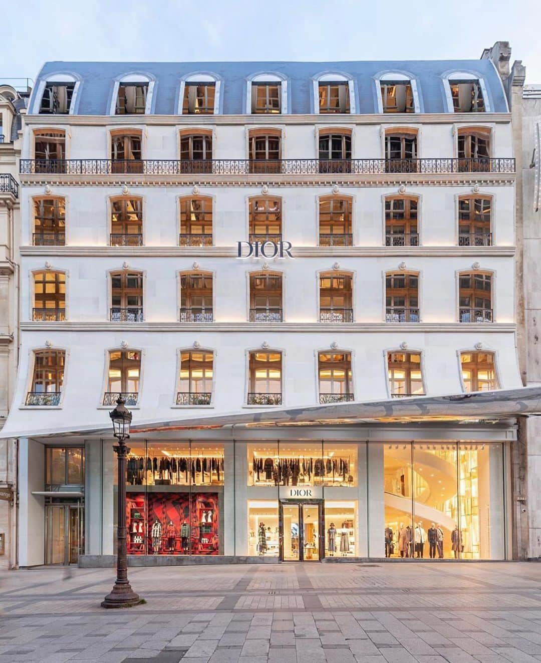 キム・ジョーンズさんのインスタグラム写真 - (キム・ジョーンズInstagram)「The new @dior store on the Champs Élysées」7月15日 19時51分 - mrkimjones