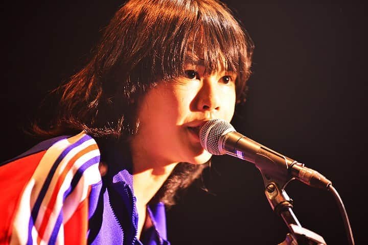 未確認フェスティバルのインスタグラム：「8組目！SULLIVAN's FUN CLUB﻿ 北海道！18歳！男女混合 3ピース👦👧👦（サポート入れて4人！）﻿ ﻿ 今回の名古屋大会で一番遠い✈️﻿ ”試される大地” こと ”北海道” から遠路遥々やって来た3ピースバンド（ちなみにサポートのギターカズマくんは校長の高校の後輩だった🎸）﻿ ﻿ いつもアーティストのみんなは会場に入ったらリハーサル🎶をするんだけど﻿ なぜかSULLIVAN's FUN CLUBだけ見かけないな🤔と思っていたら﻿ ﻿ なんと飛行機の遅延により会場に3時間遅れての到着に😭😭😭﻿ （本当にお疲れさま🙏🙏）﻿ ﻿ なので他のアーティストと違って事前にリハーサルが出来ないままの状態となり演奏前にサウンドチェックをすることに。﻿ ﻿ さぁ準備が出来たところでいよいよラスト8組目‼️﻿ 「SULLIVAN's FUN CLUB」の時間。﻿ ﻿ どおおおおぉぉぉん⚡️⚡️⚡️﻿ ﻿ ゴリゴリのとんでもない音が一斉に鳴ったなった🤯💥💥💥﻿ ﻿ 「どーも！SULLIVAN's FUN CLUBです！！！」﻿ ﻿ ステージ上では4人全員がとにかく動き回って暴れている。﻿ ﻿ うわっ！なんか……﻿ ﻿ と ん で も な い も の を目にしているぞ🤯🤯🤯﻿ ﻿ あーーーなんか、もう大好き！！！（文章が乱れてしまってごめんなさい🙏）﻿ ﻿ 男子メンバーに負けじと強いベース音を轟かせる🎸のは、ニイナちゃん👧﻿ 頭を振り乱して、綺麗な金髪が揺れまくる。﻿ ﻿ サポートだとか関係なく、ギターもギィンギュイン🎸⚡️﻿ もはや正式メンバーなんじゃなっいの👓️？？ってくらい。﻿ ﻿ ドラムのカズキくんだって自分の持ち場は離れられないけど後ろで誰よりも体を動かしてた🥁⚡️⚡️﻿ ﻿ 今日観てきた8組のどのアーティストもみんなそうだけど、新木場で見たい🥺！！！彼らを観ていて心の底から本当に思った😭😭😭﻿ ﻿ まさに全身全霊、血のたぎる熱いライブ🔥﻿ すっげーーーーーカッコいいのになんだか懐かしさとかも感じて😭﻿ 観ていて目が潤んでしまった。。。﻿ ﻿ 自分がもし高校生の時にサリヴァンズに出会っていたら、﻿ きっと彼らの影響をモロに受けまくるだろうなぁ🏫🎸﻿ ﻿ 名古屋はいつだって熱いけど、今日で更に記録更新🌞🔥🔥﻿ ﻿ 熱い熱い灼熱ステージありがとう！！﻿ 眩しすぎて走り出したい！﻿ おい！10代！最高じゃないかっ！！！！﻿ ﻿ うわっぁぁぁぁぁっぁ！！！！！！！﻿ ﻿ "LIVE"！！﻿ まさに生きてた！！！！！！！！！﻿ ﻿ M1.DOOR﻿ M2.PINK YELLOW BLUEZ﻿ ﻿ ﻿ #北海道#試される大地﻿ #平岸#豊平区平岸#中央区#札幌﻿ #飛行機#爆音#峯田和伸﻿ #マイナビ未確認フェスティバル2019﻿ #未確認#ライブステージ﻿ #緑黄色社会#BOTTOMLINE﻿ #夏フェス#音楽﻿ #10代アーティスト﻿ #名古屋#nagoya#入場無料」