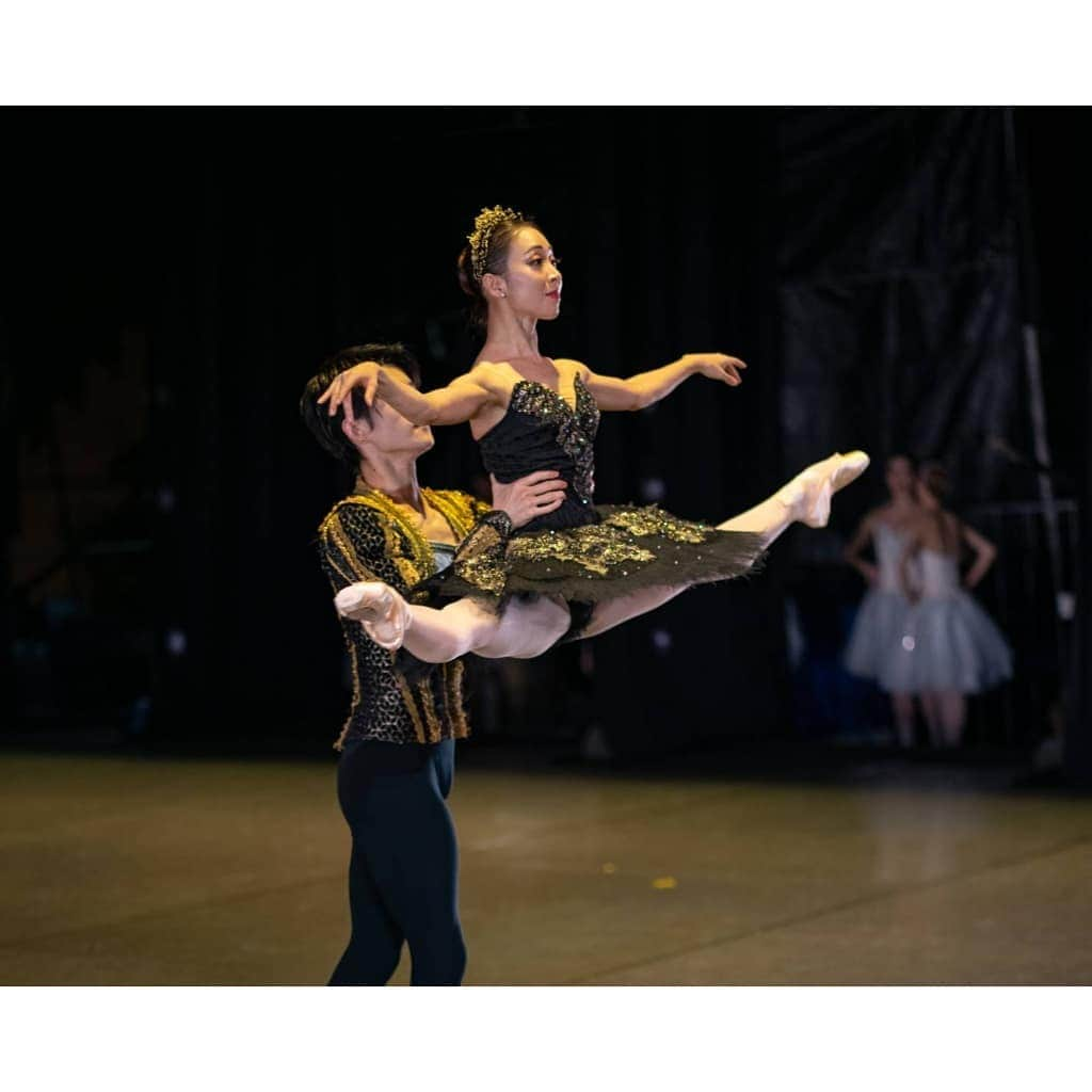 峯岸伽奈さんのインスタグラム写真 - (峯岸伽奈Instagram)「. . . thank you so much who come to Ballet under the stars 2019! I had an amazing time with you all.  I made it my principal role debut.🦢 huge thank to my wonderful partner kenya san❤️ and thanks to all sdt family for your encouragement😘 📷@jacey_wacey　@take_dance_photo  @singaporedancetheatre  #singaporedancetheatre #buts2019 #balletunderthestars #swanlake #blackswan #バレリーナ　#バレエ」7月15日 19時57分 - minegishikana_