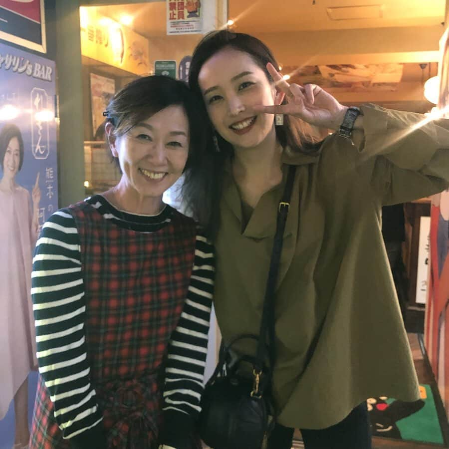 中上真亜子さんのインスタグラム写真 - (中上真亜子Instagram)「こないだね、熊本に帰った時にピーと一緒に #らっきょの小部屋 と#キャサリンズバー に行けたんだー🍺熊本に帰りたくて写真を見返してたよ🤭次はいつ熊本に帰ろうかなーーーーーっ🙁🥰🥳😀 .  さてっ今夜のロンプクは、とんでもなく強烈な淳さんファンの方とねっとり絡んでます、、、夜中に出会う方たちは記憶に残る方がたくさん😂👏24:20から是非🏃‍♀️ #いやらっきょさんに髪が生えたみたいになってますやん」7月15日 19時57分 - maako_nakagami