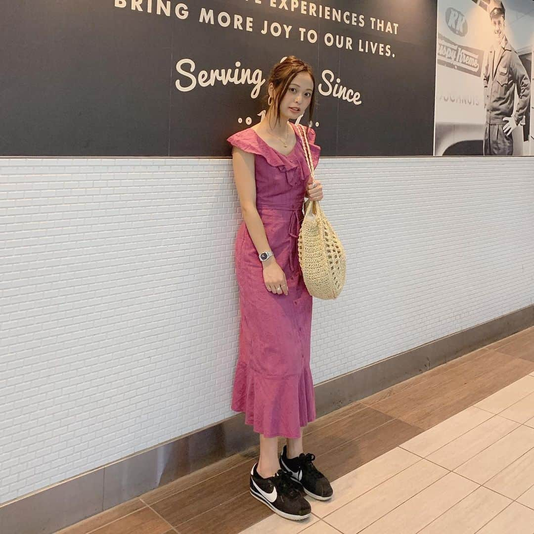 榊本麻衣さんのインスタグラム写真 - (榊本麻衣Instagram)「♡♡ . . 先日のcode👠✨ . . onepiece / #RENAIKEIKAKU watch / #NIXON bag / ベトナムで購入 shoes / #NIKE . . 体のラインがでるワンピース👗🌟 . ちょっとカジュアルな感じにしたくて ベトナムで購入したかごバッグと 久しぶりのコルテッツを履いたよ👟🎀 . . 明日はずっと楽しみにしてた撮影🙊💖 . . ワクワク🥺💓💓 . . #mai___fashion #mai___code#code #コーデ #コーディネート #coordinates #fashion #ファッション#outfit #笑顔 #smile #ootd #お洒落さんと繋がりたい #夏コーデ #カジュアル #カジュアルコーデ #ラフコーデ #スニーカーコーデ #スニーカー #コルテッツ #スニーカー女子 #ワンピ #ワンピース #かごバッグ #ベトナム #ren_style #スニ女」7月15日 19時57分 - maipipii