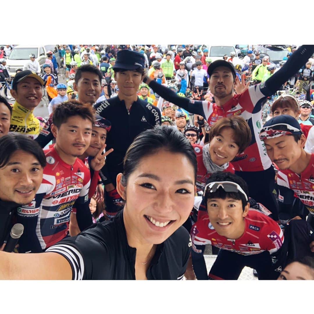 福田萌子さんのインスタグラム写真 - (福田萌子Instagram)「Cycling around beautiful Fukushima 100km🚴‍♀️🏔✨I had a quick recovery ✌🏻 サイクリングイベント『走ってみっぺ南会津』にゲストライダーとして参加してきました✨ 山に囲まれた信号のない道路を走って、エイドステーションで地元の名産を食べて、ボランティアスタッフの優しさに触れて、エイドステーションやライド中には参加者の皆さんと沢山お話ができる😊 サイクリングイベントって地域活性化をしながら同じ趣味を持った仲間のコミュニティを広げられるから素晴らしい👩‍👩‍👧‍👧👨‍👨‍👦‍👦‼️ 楽しくてあっという間の100kmでした✅ ・ ずっとアテンドをしてくれた #宇都宮ブリッツェン のひかるくん @hikarukosaka #那須ブラーゼン のいいのくん @iinotomoyuki 有難う🙏🔥選手の皆さんはいつもハードなレースをこなし苦しい時間を知っているから、心が広くて本当に穏やか✨レースで養われた忍耐力は私生活のちょっとした事では動じないんだろうなぁ。 サイクリングをしながら人間力も学んだ1日でした😜🤚🏻 #走ってみっぺ南会津 #南会津」7月15日 19時59分 - moekofukuda