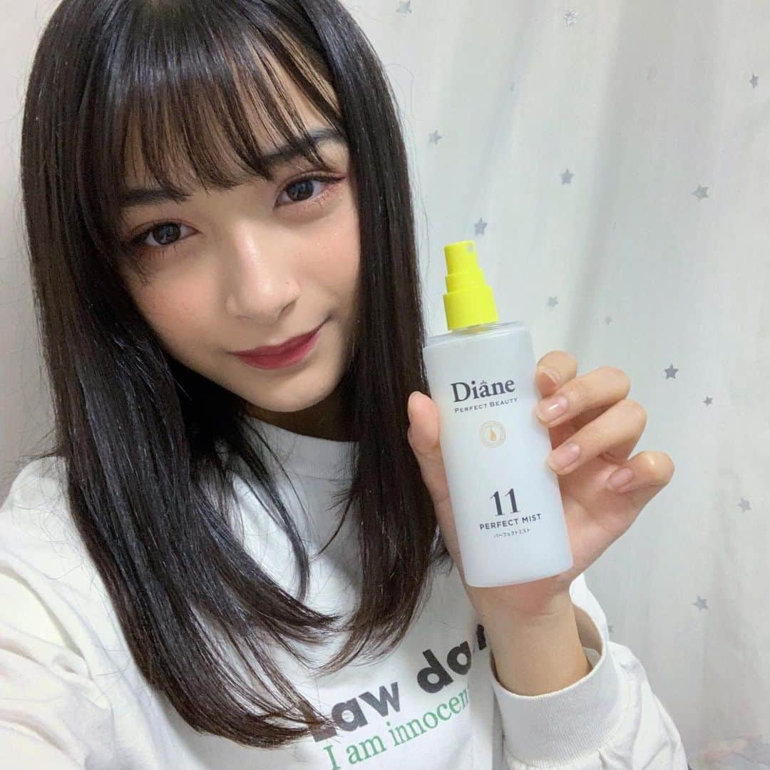 マリナさんのインスタグラム写真 - (マリナInstagram)「最近使ってるDianeの11ミスト🌱 梅雨だと髪の毛が広がっちゃうんだけど11ミストをドライヤーする前につけるとサラサラになってまとまるの💡 ビューティーケラチンっていうダイアン独自のダメージ補修成分や、保湿・キューティクルケアなど11の補修機能が1本になったアウトバストリートメント✨💗 すごくいい匂いで女の子らしい香りになれる🌸  #ダイアンパーフェクトビューティー #モイストダイアン #11ミスト #ヘアコスメ #洗い流さないトリートメント #ビューティーケラチン #パーフェクトジェルミスト #sponsored  @dianeperfectbeauty」7月15日 20時00分 - marina1103333