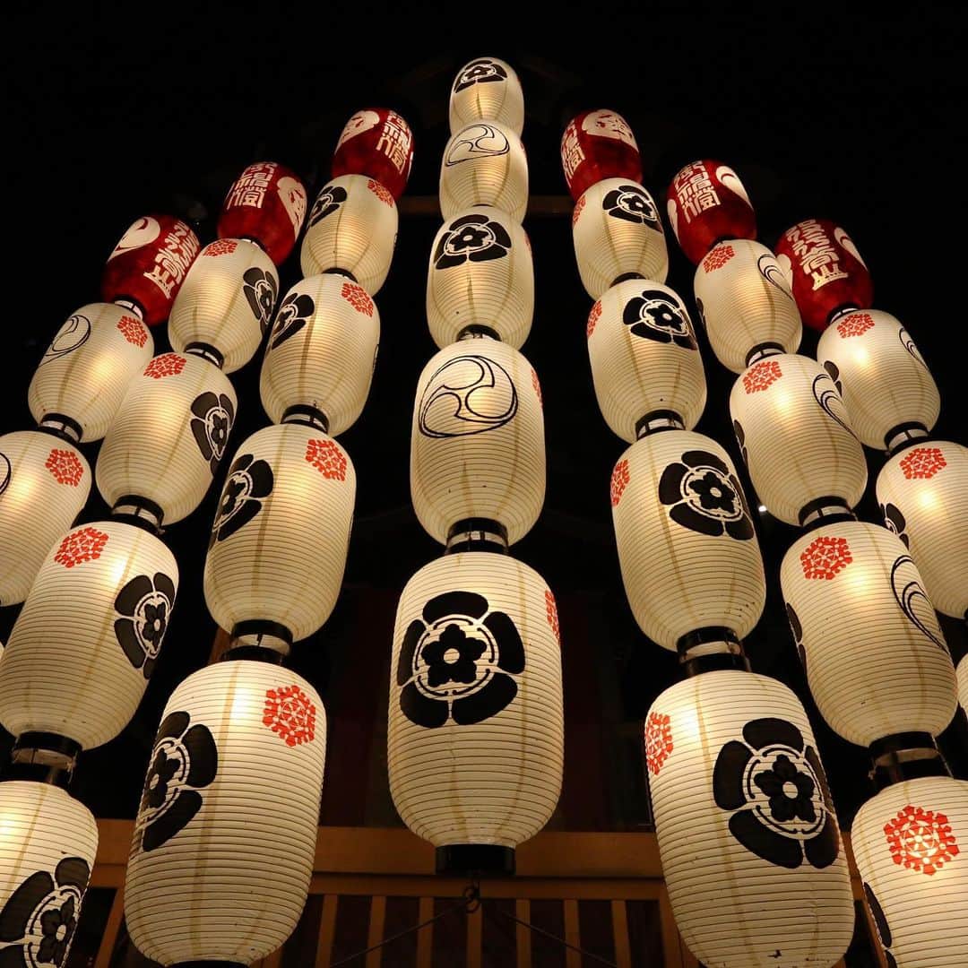 Gekkeikan Sake Officialさんのインスタグラム写真 - (Gekkeikan Sake OfficialInstagram)「. ----- The Gion Festival ----- This year, 33 gorgeous floats, consisting of huge hoko and small yama, will enliven the streets of Kyoto once again. Spectators will hear the unique “kon-chiki-chin” melody of the Gion-bayashi festival music played with flutes, drums, and gongs from the yama-hoko floats. . #gionmatsuri #gionfestival #festival #yamahoko #komagata #lantern #lanterns #float #floats #summer #japan #kyoto #gekkeikan #gekkeikansake #sake #japanesesake #ricewine #sakegram #祇園祭 #山鉾 #駒形提灯 #提灯 #祇園囃子 #夏祭 #京都 #月桂冠 #日本酒 #清酒」7月15日 20時00分 - gekkeikansake