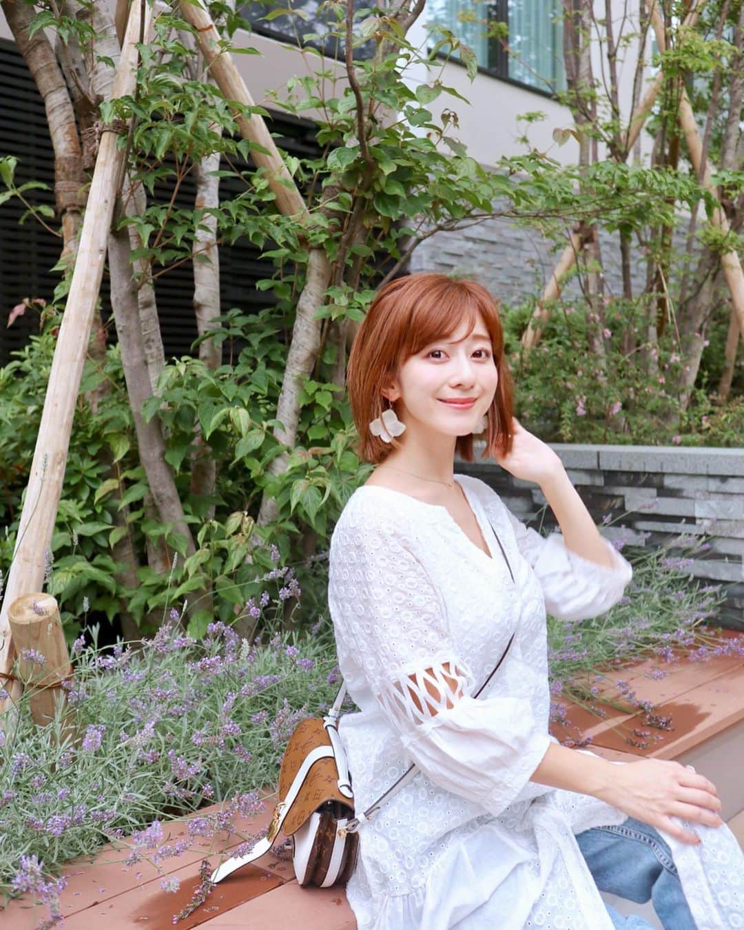 水野佐彩さんのインスタグラム写真 - (水野佐彩Instagram)「・ 少し肌寒い日の梅雨コーデ🐥💕 紫陽花のピアスで梅雨を楽しみたい☺️🎐 そしてこんなお天気だけど 髪まとまってる〜☺️💕 稲用カットのおかげと あとは最近ヘアケアを 香りに一目惚れしたハニーチェを使っているのも うるさら髪キープのポイントかも🐝🚿 新しくなった 新ハニーチェは 濃蜜で弾力感のあるもっちり泡ができて はちみつ成分をたっぷり配合した 補修・保湿効果がパワーアップ💪🏽 高密着処方で髪を守るヘアダメージ予防をしてくれるんです✨✨ なんといっても ほめられハニーの香りが 本当に本当にいい香り🐝💕💕 ハニーチェのヘアオイルでスタイリングしたら うるさらな髪も この香りも 旦那さんにもめちゃ褒められたよ🥰 嬉しいな〜❤️ #ハニーチェ #ほめられシャンプー #はちみつシャンプー #シャンプー #ヘアケア #honeyce #はちみつ  @honeyce8」7月15日 20時01分 - saaya_mizuno