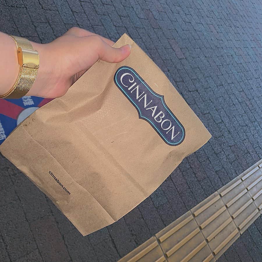 のインスタグラム：「・ 初めて #cinnabon の #シナボンクラッシュ 食べた！！ ・ ・ めちゃめちゃ美味しい🥺💗 ・ やばい！！ 幸せ…❤︎ #シナモンシュガーロール #カフェ #カフェ巡り #シナボン」