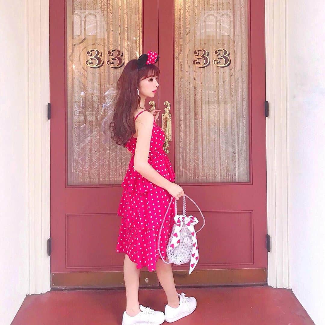 のインスタグラム：「❤︎ . 明日重大発表ある😉 . ミニーちゃんコーデ詳細 タグ付けしてあるから みてみてね🐭🏰....❤️ . . 👗 @lunaree.offcial 5WZA8CED で10%オフ❤︎ 👜 @pocher_official 👟 @kswiss_japan . #ディズニーコーデ #ミニーちゃん #東京ディズニーランド #ディズニーバウンド #ミニーちゃんコーデ #ミニーコーデ #ディズニーランド #ディズニー #tdl #ドットワンピース #ドットワンピ #あみみ服 #お気に入りコーデ  #ルナリー  #私服 #全身コーデ #tokyodisneyland #lunaree #pr」