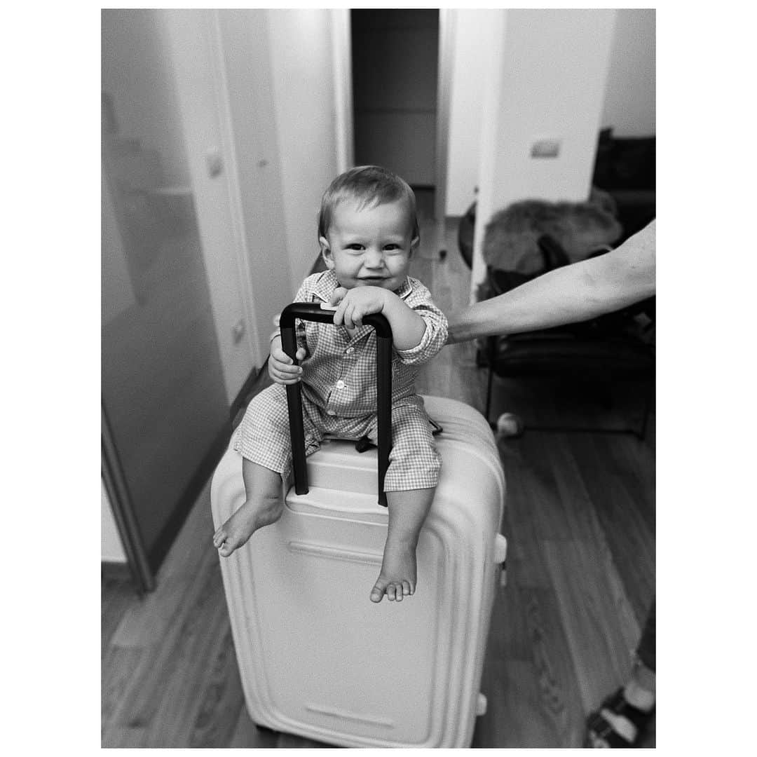 のインスタグラム：「A whole day packing, we’re ready to leave. It’s exhausting traveling with a baby by yourself, but if you can make it fun, everything will be much easier. Here we come Los Angeles . #follettos」