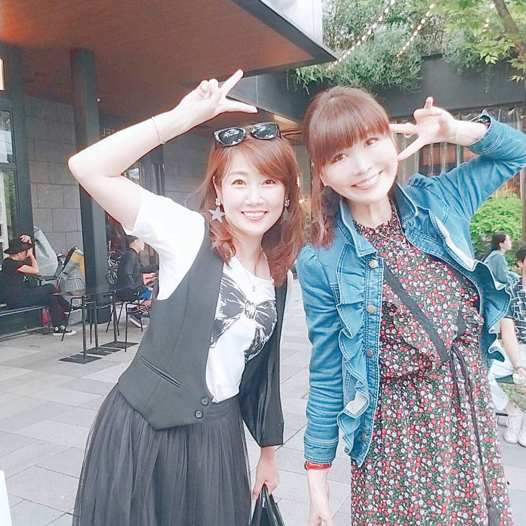 のインスタグラム：「今日は、  @trunkhotel  でランチからの～ 😋🍴💕 @ando.masami  ちゃんのお店、 &LOVE CLOSET @andlovecloset でショッピング♥️ 4周年おめでとう～✨ @masamidesign_gujuguju  @andlove.ando  #andlove #andlovecloset #ランチ #女子会 #ファッション #4周年 #おめでとう #outfit #qvc #原宿 #ショッピング」