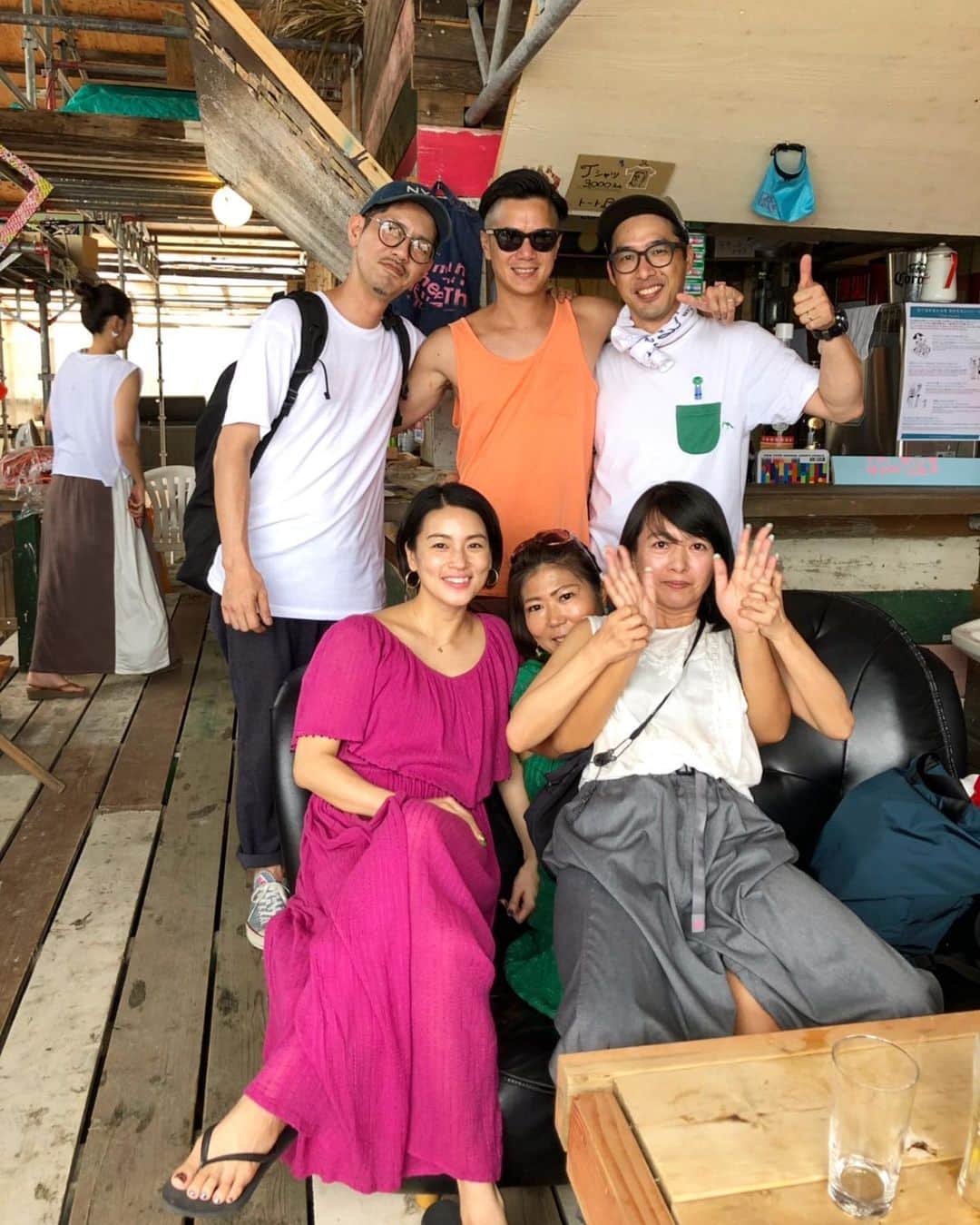 桃生亜希子のインスタグラム：「10代の頃、Skater🛹だったみんなと今日は昼から子連れでhangout!  今年初の海の家、”Happy Go Lucky”と、行きたかった ランページのある"unknown"の海の家へ。  曇りで人も少なく、ゆっくり楽しめた。  夕方は、逗子のお祭りも覗いたり。。 充実の1日○  子ども達は、ずっと浜辺で走り回ったり、転がり回っていたよ。 #男子子犬」