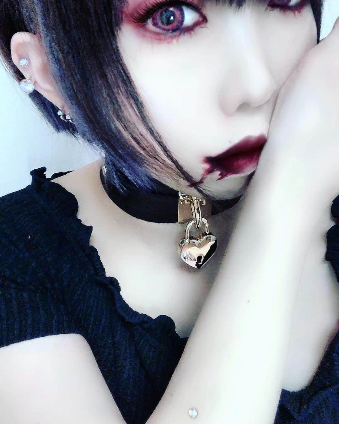 RINGOのインスタグラム：「🦷💉💉 • #リストピアス #ボディピアス  #ピアス #ゴシックメイク  #病みかわいい #bodypiercing  #microdermal」