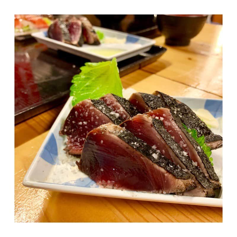 市橋有里のインスタグラム：「鰹苦手なわたしが好きになるくらい美味しかった塩たたき♪ 甥っ子も大好きだよと姉に勧めてもらい(甥っ子とわたしは食の好みが似てる)おそるおそる食べてみるw ほ〜んとに美味しくて😍祖母に会いに行く時は、またここの食べようと心に決めた海の日でしたw ・ #塩たたき  #ひろめ市場  #安兵衛の餃子 も薄皮パリパリで美味しかった！ #高知県  #高知に行ったらぜひ✨」