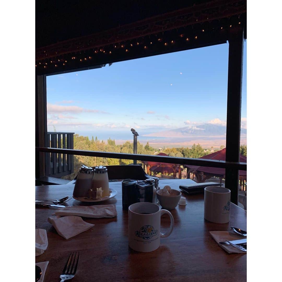 キム・ヒョジンさんのインスタグラム写真 - (キム・ヒョジンInstagram)「일출보고 내려와서 먹은 아침과 커피는 정말 꿀맛😋 창밖 풍경도 아주 좋았던 맛집.」7月15日 20時19分 - hyojin__0705