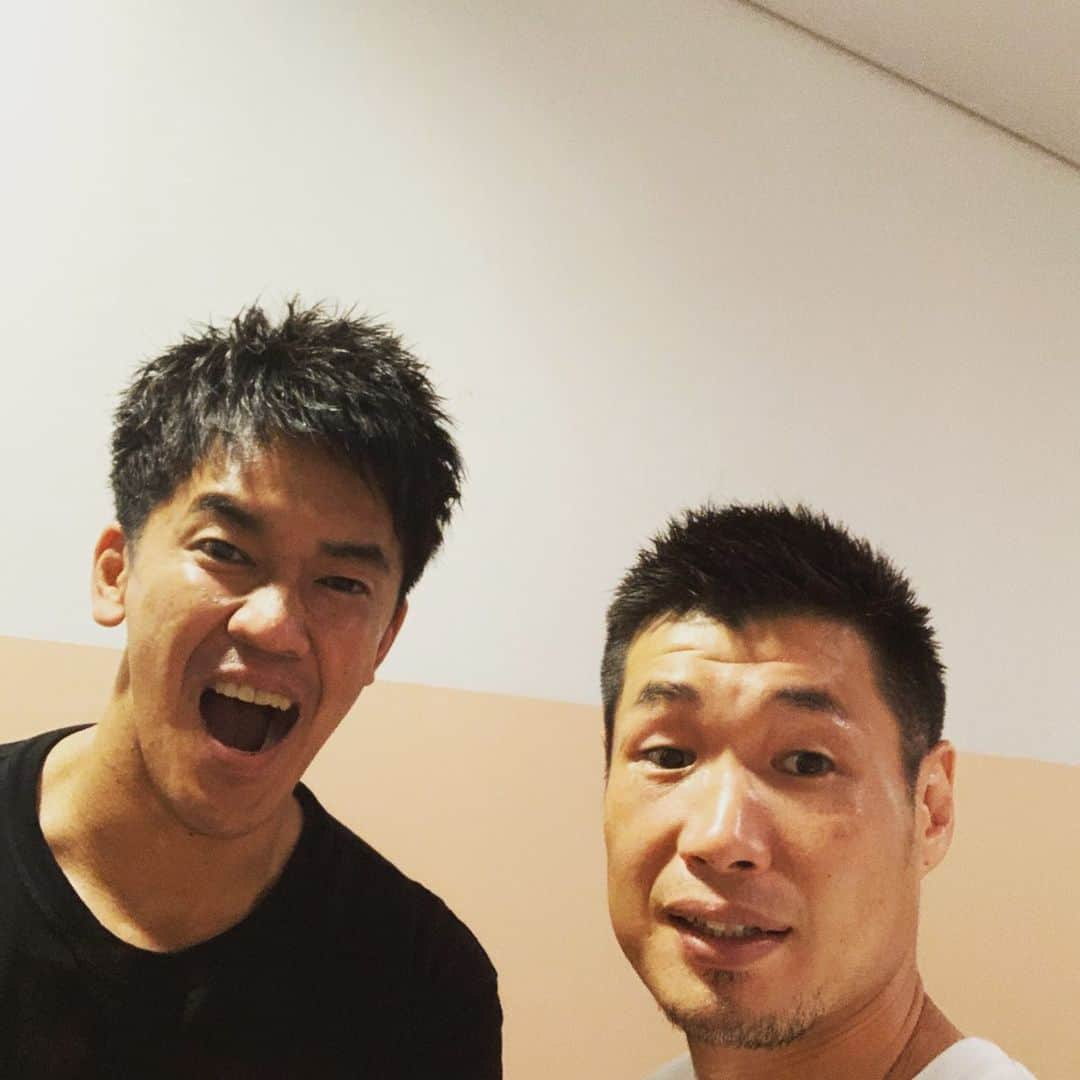 長谷川穂積さんのインスタグラム写真 - (長谷川穂積Instagram)「今週は３回壮さんとお仕事 一週間に３回も仕事一緒やったら運命感じる ちょっと好きかもしれん LikeじゃなくLove LikeとLoveってなんか英語の感じ似てる 誰が考えたんやろ なしと洋梨みたい感じかな 果物は食べられへんけど 果物ジュースは好きやで 好きって言うてもLoveじゃなくLikeの方 LoveとLikeはやっぱり英語の感じ似てる なんの話ししてた とりあえず武井壮さんラブって話し #武井壮 さん #長谷川穂積」7月15日 20時19分 - hozumi_hasegawa