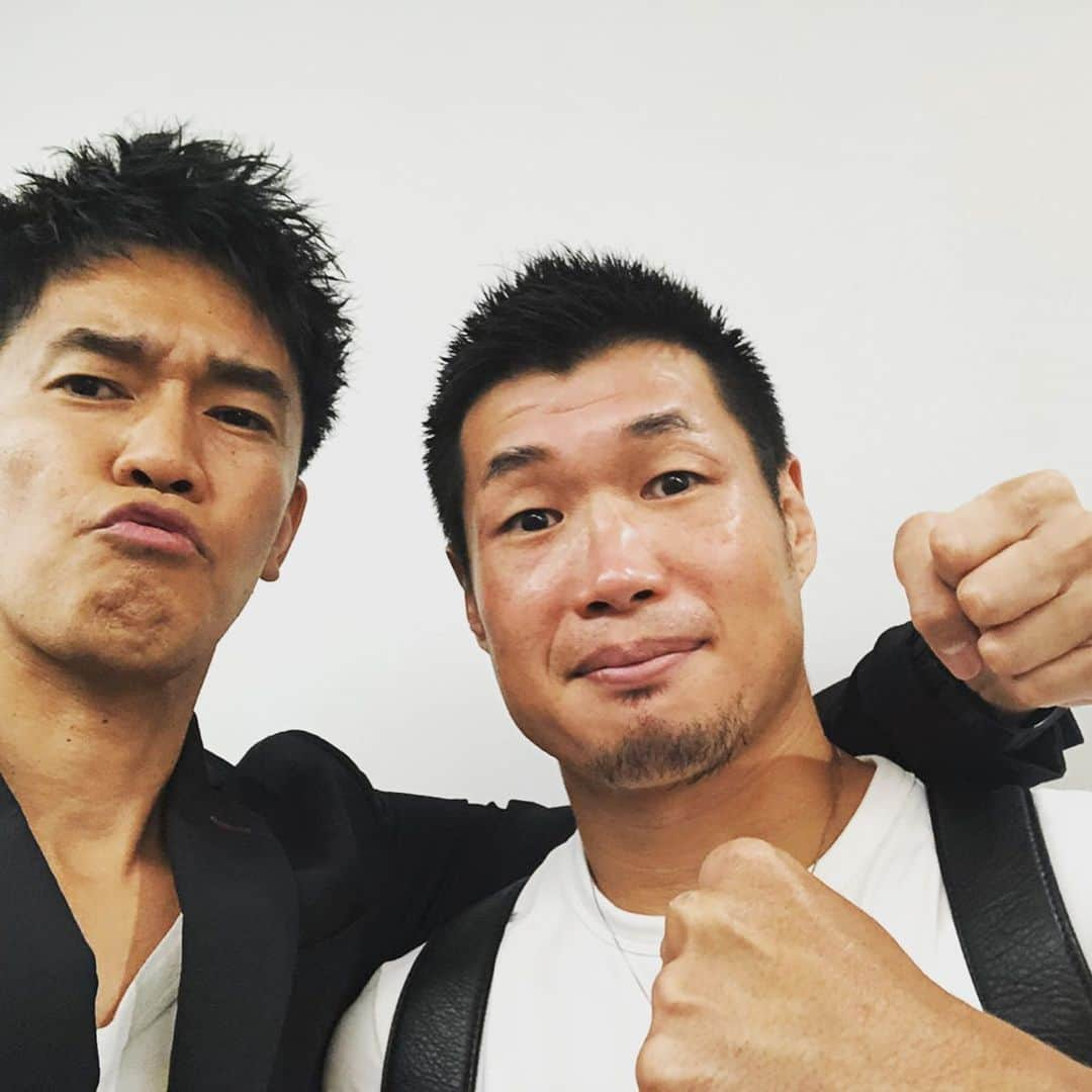 長谷川穂積さんのインスタグラム写真 - (長谷川穂積Instagram)「今週は３回壮さんとお仕事 一週間に３回も仕事一緒やったら運命感じる ちょっと好きかもしれん LikeじゃなくLove LikeとLoveってなんか英語の感じ似てる 誰が考えたんやろ なしと洋梨みたい感じかな 果物は食べられへんけど 果物ジュースは好きやで 好きって言うてもLoveじゃなくLikeの方 LoveとLikeはやっぱり英語の感じ似てる なんの話ししてた とりあえず武井壮さんラブって話し #武井壮 さん #長谷川穂積」7月15日 20時19分 - hozumi_hasegawa