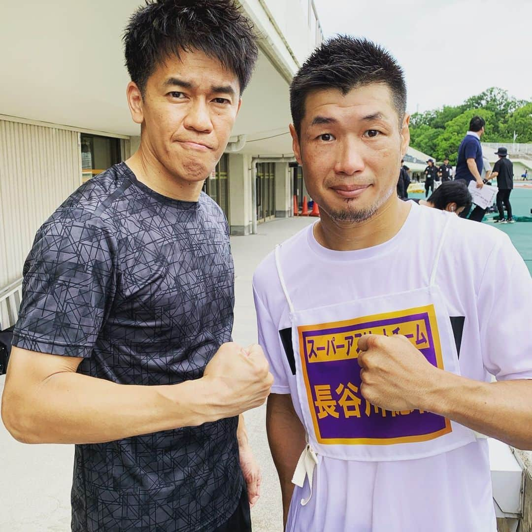 長谷川穂積さんのインスタグラム写真 - (長谷川穂積Instagram)「今週は３回壮さんとお仕事 一週間に３回も仕事一緒やったら運命感じる ちょっと好きかもしれん LikeじゃなくLove LikeとLoveってなんか英語の感じ似てる 誰が考えたんやろ なしと洋梨みたい感じかな 果物は食べられへんけど 果物ジュースは好きやで 好きって言うてもLoveじゃなくLikeの方 LoveとLikeはやっぱり英語の感じ似てる なんの話ししてた とりあえず武井壮さんラブって話し #武井壮 さん #長谷川穂積」7月15日 20時19分 - hozumi_hasegawa