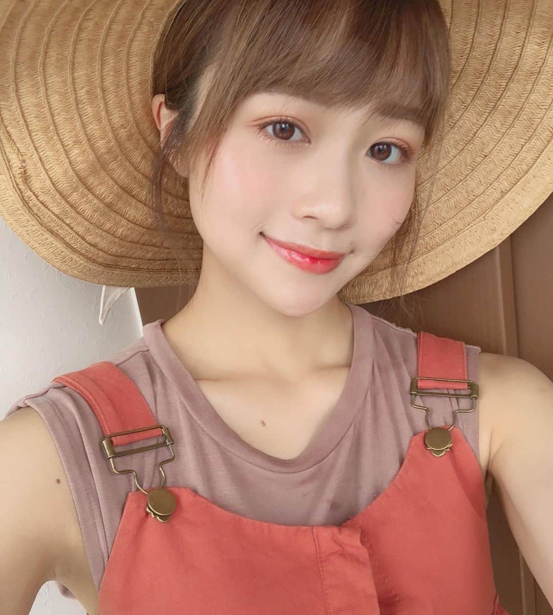のインスタグラム：「投稿する前に友達に写真見てもらうことがあるんですけど、 . . 友達Aに虫取りしに行くん？て言われ 友達Bにはとうもろこし収穫するん？て言われました、🌽 . . 全身だといい感じなんですよ！多分！笑笑 . . 気になる方は参考にしつつ 畑に行く時か虫取りに行くときにコーデしてみてください😮❤︎ . それか帽子をキャスケットにしてください。笑笑 . . . ちなみにこちらはセットアップです！ . . サイトではインナーなしでモデルさん着用してたけど、そんなにスタイルに自信がないのでインナー着用しております。 ベージュとか白も合うよ！ . . Setup @holidayandholiday_official  inner @whoswhochico  sandal @spiralgirl_official  belt @grl_official hat @hm . . #リゾート地で着たいコーデのつもりだった #センスが欲しい #yuzfashion」