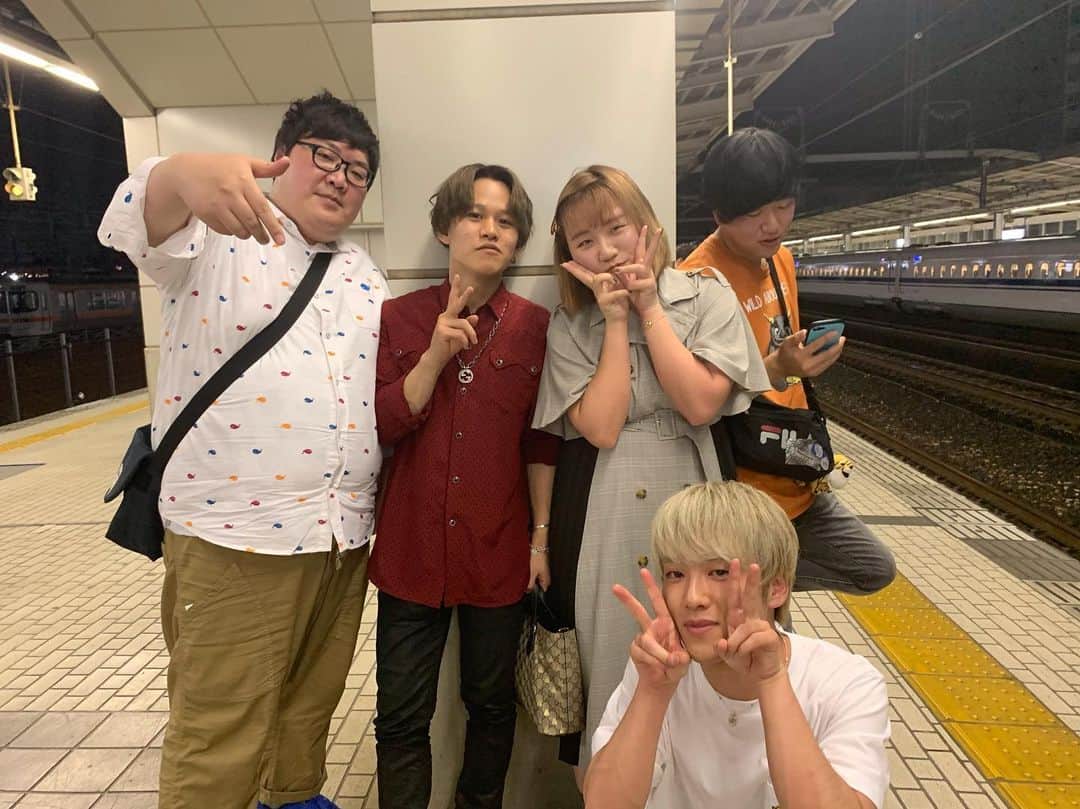 否メンディーのインスタグラム：「集合写真でやる気ないひとの真似」