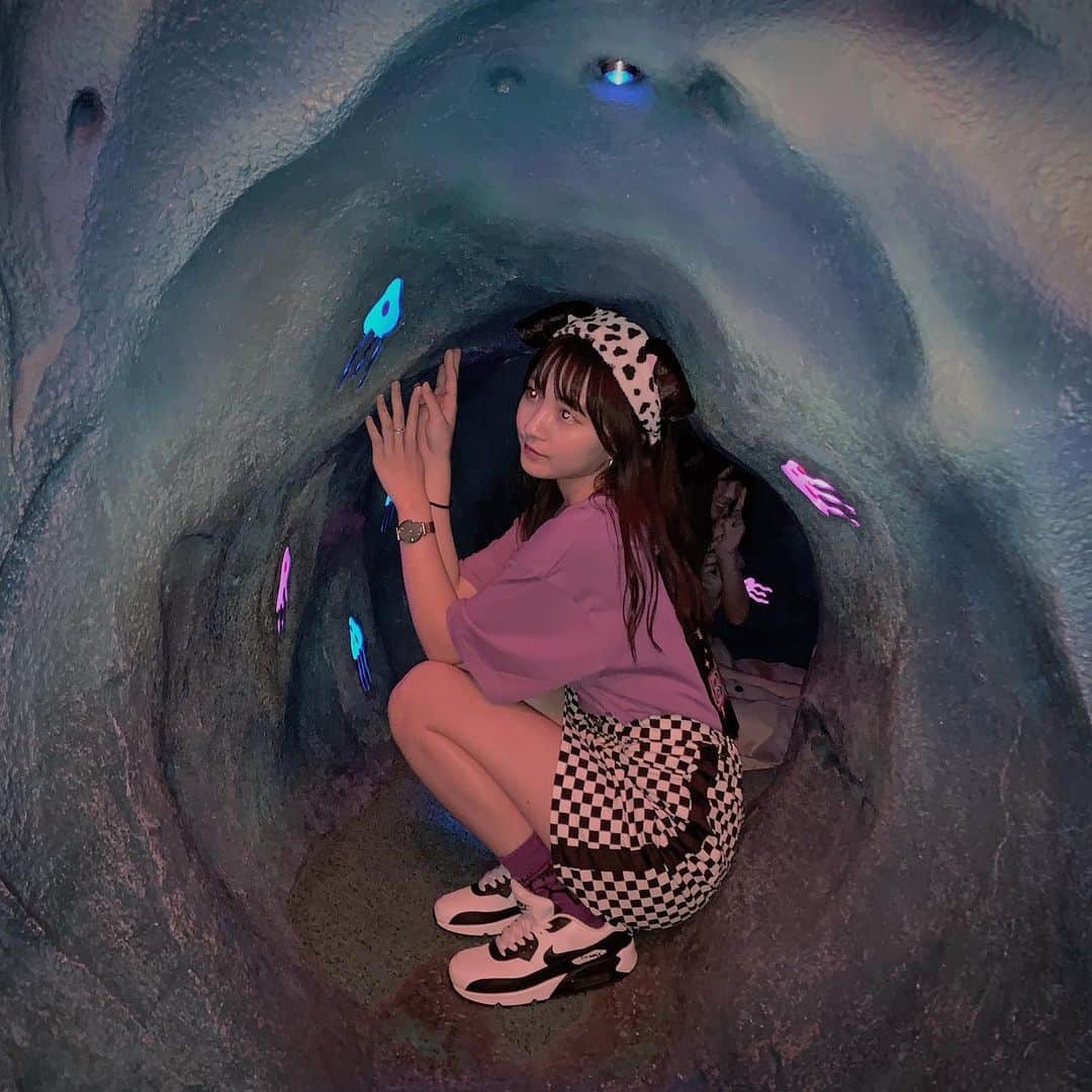 のインスタグラム：「・ いつかのお兄ちゃんとの旅✈️⭐️ ・ ・ いつぶりのディズニーだったんだろ？😍w めっちゃ楽しかった(≧▽≦) ・ この写真はみんなが載せてて どこだろ？ってやっと見つけた場所で 撮った👀💕 ・ (どこか気になる方がいたら是非DM送ってね！もし多かったらストーリーに載せる❤︎) #夢の国 #disneysea #tdc #ディズニーシー #アリエル #love」