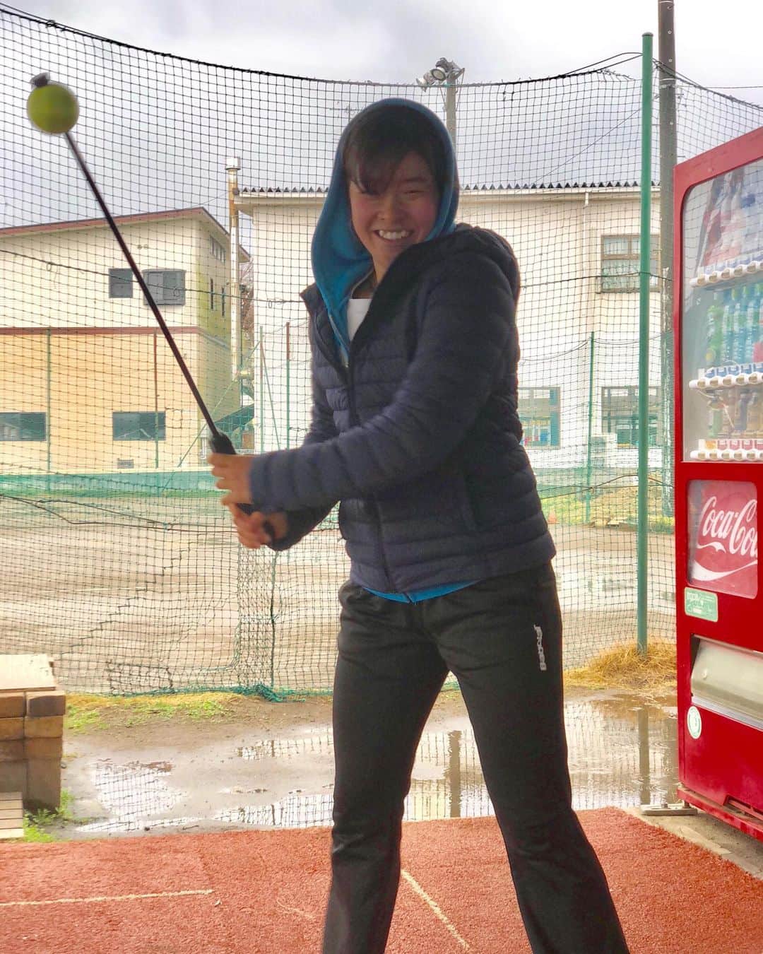 のインスタグラム：「早く晴れてほしいなーっ☀️ . . . #雨 #☔️ #晴れてほしい  #なぜこんなに楽しそう #素振り #ゴルフじゃないよ  #tennis #liprond」