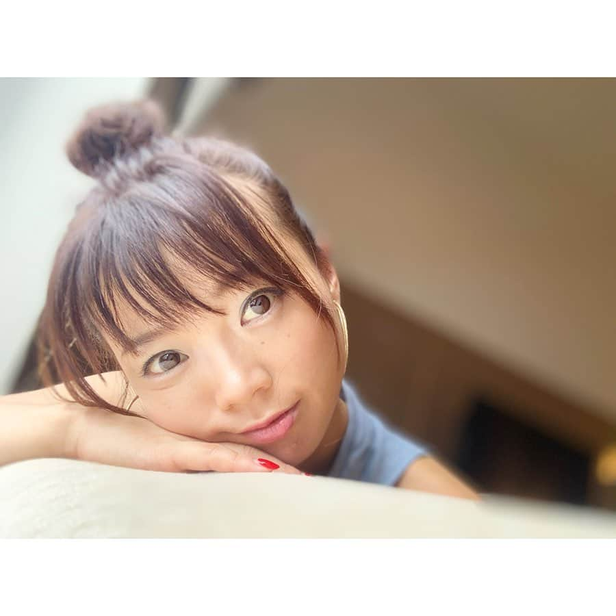 京乃ともみさんのインスタグラム写真 - (京乃ともみInstagram)「Paired the blue eye shadow with this blue wear:)I love long romantic walks up the make up aisle 🛌☀️💄💖. . 最近、ウェアの色とアイシャドウを合わせるメイクにハマってます💄💙🧡. 今日は青い衣装だったので、アイラインを濃いブルーでひいて、ビューラーは無し、リップを薄ーいピンクに変えて、コーラル系のチークをシェーディングするみたいにいれました♩. ブルーのシャドウはケバくなりがちだけど、他の色味でしっかり引き算してあげると逆に爽やかで、若く見えるんだー👶✨（笑）. . アプリの加工してないから、拡大できると思います🖕. ヨガの人はナチュラルメイクって思われてるかもしれないけど、割と美容ネタ好きなので、参考になれば嬉しいです😆🌸. . . . #makeup #メイク #化粧直し #ヘアメイク #ベアミネラル #mac #マリクワ #美容ネタ #アイメイク」7月15日 20時22分 - tomomi_kyono