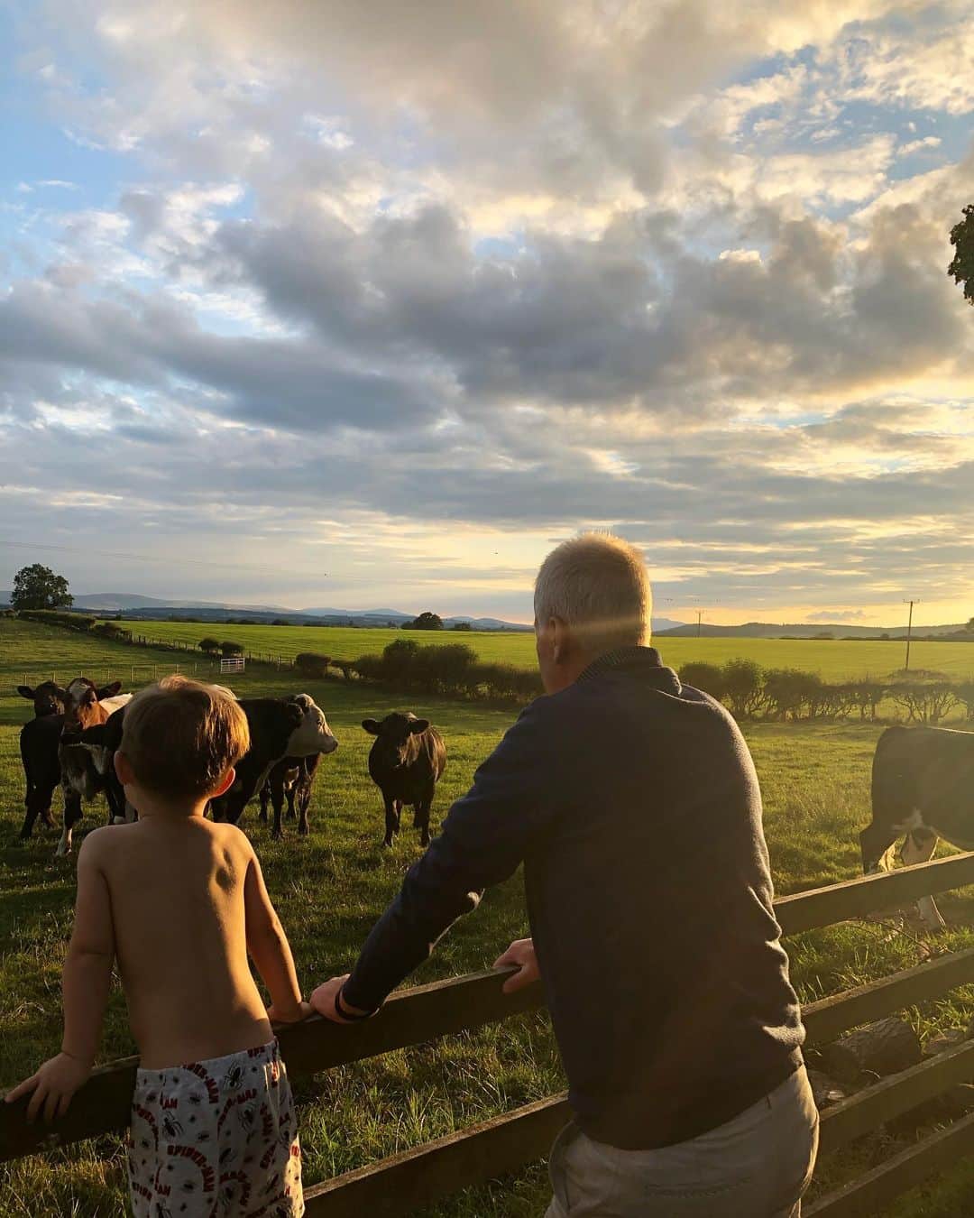 ヘレン・スケルトンさんのインスタグラム写真 - (ヘレン・スケルトンInstagram)「Two of my faves. Doing one of my favourite things... just chatting to cows. Summer nights are the best xxxx #summernights #cowchat #rurallife #cumbria #gardengoals #grandparents #goldenhour」7月15日 20時23分 - helenskelton
