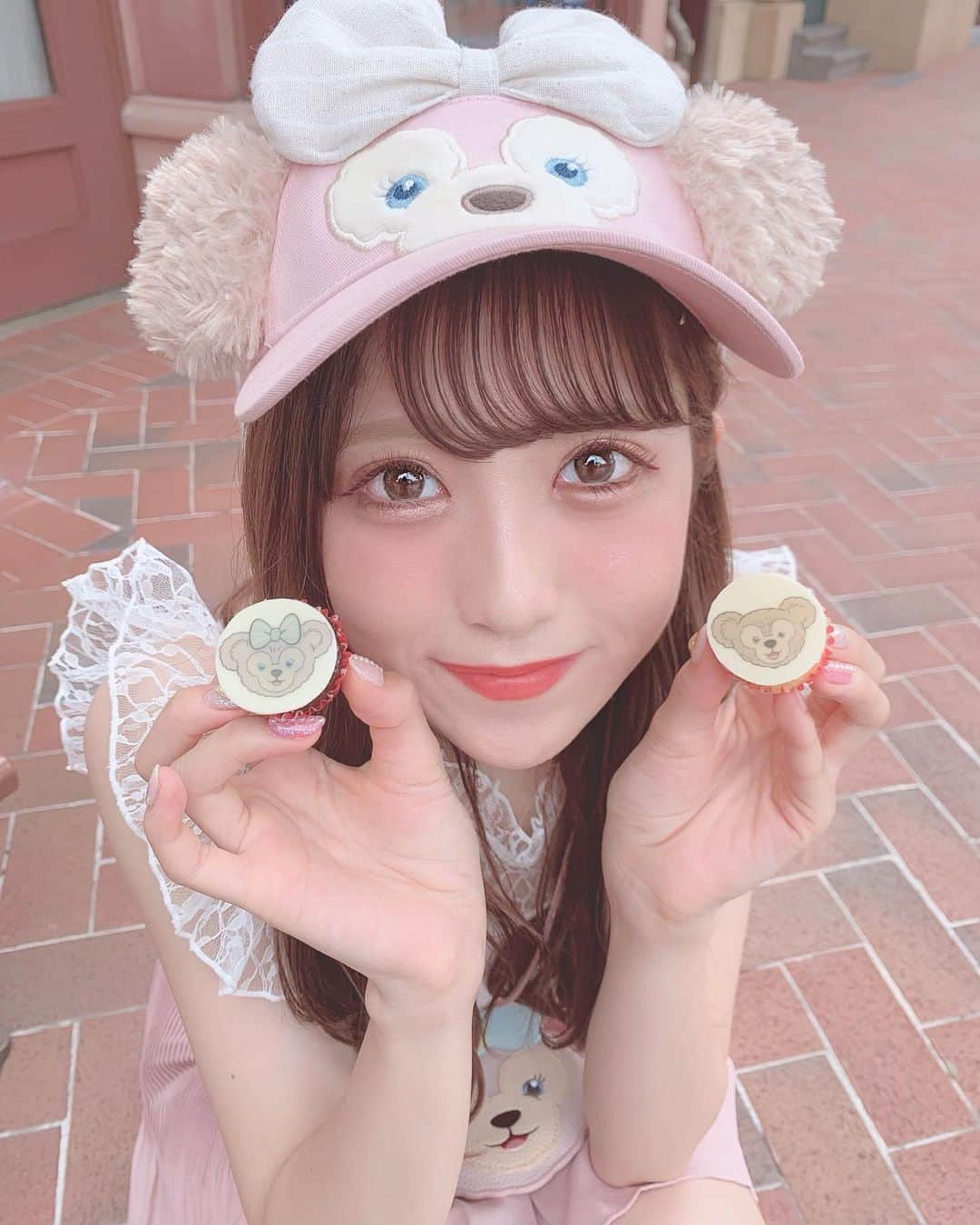 田口未彩さんのインスタグラム写真 - (田口未彩Instagram)「❤︎ . . この帽子ね、サンバイザーなんだよ〜〜💗 . シェリーメイちゃんならなんでもかわい！すき！ . ダフメイのカップケーキ🧁💗 . . #上海ディズニー #上海ディズニーランド #グリーティング #キャラグリ #ステラルー #ディズニーシー #duffyandfriends #ぬいぐるみ #shelliemay #duffy #上海 #上海旅行 #ウェーブヘア #オレンジメイク #シェリーメイ #ダッフィー #ダフメイ #シースルー前髪 #シースルーバング #ヘアアレンジ #ディズニーランド #ディズニー #ディズニーリゾート #インスタ映え #映え」7月15日 20時23分 - miiro_taguchi