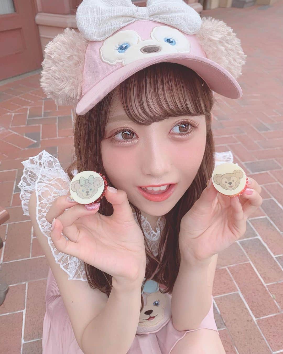 田口未彩のインスタグラム：「❤︎ . . この帽子ね、サンバイザーなんだよ〜〜💗 . シェリーメイちゃんならなんでもかわい！すき！ . ダフメイのカップケーキ🧁💗 . . #上海ディズニー #上海ディズニーランド #グリーティング #キャラグリ #ステラルー #ディズニーシー #duffyandfriends #ぬいぐるみ #shelliemay #duffy #上海 #上海旅行 #ウェーブヘア #オレンジメイク #シェリーメイ #ダッフィー #ダフメイ #シースルー前髪 #シースルーバング #ヘアアレンジ #ディズニーランド #ディズニー #ディズニーリゾート #インスタ映え #映え」