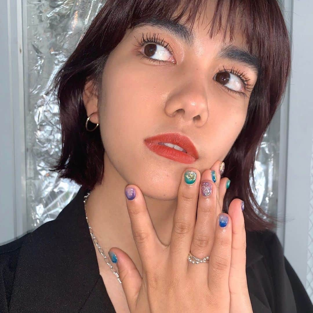 ELLE girl JAPANさんのインスタグラム写真 - (ELLE girl JAPANInstagram)「【UNI-NAIL💅🏼】 レイラのこだわりネイルギャラリー . ネイル好きのELLEgirl UNI creatorがこだわりのネイルデザインをご紹介する「UNI-NAIL」💅🏼 今回は、手書きデザインや様々なテクスチャーを融合させた、サロンならではの凝ったデザインがお気に入りというレイラちゃんが登場😘✨ファッションブランドの新作ドレスやルックをテーマにしたおしゃれネイルは必見🧜🏻‍♀️サロン派はもちろん、セルフ派のみんなも是非参考にしてみて！👀 . . 💁🏻‍♀️サロンネイル派 美南レイラ( @reyla_m25 ) . ①夏らしくツルンとした質感で、とオーダー！　寒色のグラデをベースに♡ . ②「グッチ」のルックから色や柄をとってもらったもの。ゼブラ柄がポイント！🦓 . ③ブルーのマットをシンプルなワンカラーで💅🏼鮮やかカラーは写真を撮るときのポイントにもなります😌 . ④2019年秋冬「ヴァレンティノ」×「アンダーカバー」のコラボドレスのプリントを再現！👗 . ⑤箔と手書きラインが華やかなネイルは、和装に合わせたデザインながら私服にもマッチ✨ . . 《INFORMATION》 レイラちゃんの行きつけサロン💅🏼 「アトリエシュクル」 @nail.sucre 📍東京都新宿区新宿3-3-9 新宿伍名館204 💁🏻‍♀️担当:HIROさん . . #ELLEgirl #uninail #ネイルギャラリー #ネイルデザイン #ネイルデザイン2019 #ネイルデザイン夏 #ネイルサロン #ネイルサロン東京 #グラデネイル #グラデーションネイル #ぷっくりネイル #夏ネイルデザイン #ゼブラネイル #ゼブラ柄ネイル #アニマル柄ネイル #ワンカラーネイル #ブルーネイル #マットネイル #マットネイルデザイン #ドレスネイル #箔ネイル #和風ネイル」7月15日 20時31分 - ellegirl_jp