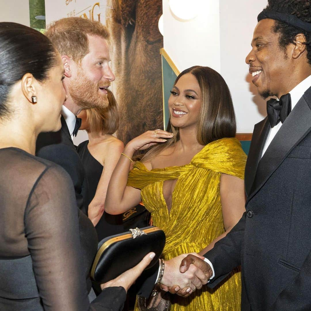 ロイヤル・ファミリーさんのインスタグラム写真 - (ロイヤル・ファミリーInstagram)「The Duke & Duchess of Sussex have attended the European Premiere of The Lion King film.  It was held in support of The Duke's conservation work. His Royal Highness has taken a deep interest in frontline conservation projects that work to protect Africa's natural heritage.  During The Lion King event Their Royal Highnesses met supporters of @africanparksnetwork, of which The Duke is President.  They also met young children who were invited to the event and the cast of the film, including Beyoncé, and Sir Elton John who wrote the original score.  Find out more about Their Royal Highnesses commitment to advancing conservation efforts @sussexroyal」7月15日 20時31分 - theroyalfamily