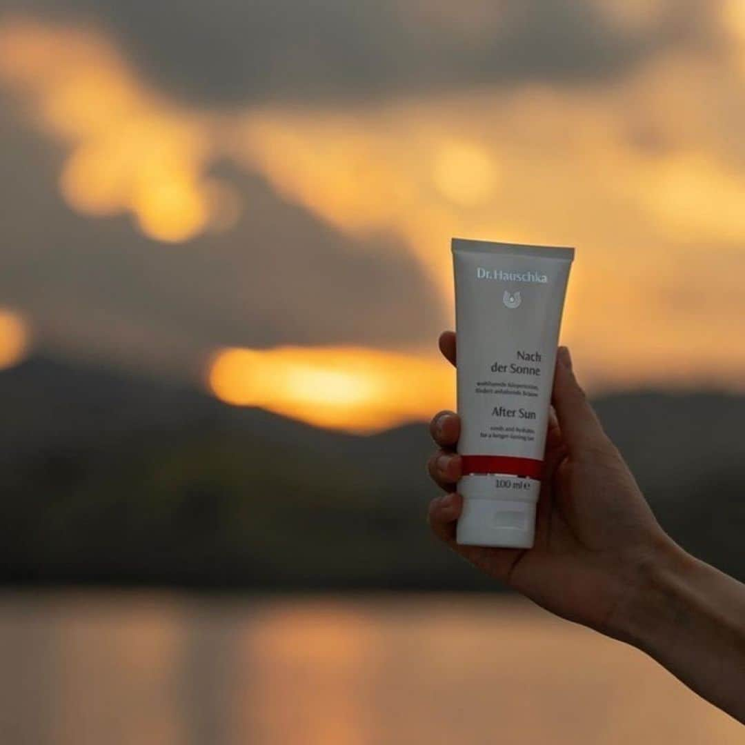 Dr. Hauschka Japan ドクターハウシュカさんのインスタグラム写真 - (Dr. Hauschka Japan ドクターハウシュカInstagram)「【アフターサン】 一年中降り注ぐ紫外線の中でも、とりわけ日焼けの原因になりやすいのが7・8月。 日焼け止めクリームを塗っていても、暑いと汗で落ちてしまいやすく万全な対策は容易ではありません。 思いがけず日焼けをしてしまったら、その日のうちにケアすることが肝心です。 . アフターサンは厳しい紫外線により日焼けした肌をみずみずしくケアして優しく整えるクリーム。 保水力の高いアイスプラントやクインスシードのエキスが日焼けによってダメージを受けた肌にうるおいを与え、ニンジンやローズヒップのエキスが肌を優しくケア。保湿成分のアーモンド油、シア脂、ダマスクバラ花ロウやプロポリスワックスが乾燥から肌を守ります。 ベタつかずさらりとしたテクスチャーで、日焼け後のほてりをクールダウンするような爽やかな使い心地が特徴です。 . 放っておくと肌の黒ずみやトラブルに繋がりがちな日焼けだから、アフターケアは早さが重要。 夏のアウトドアやバカンスに携えて、たっぷり遊んだ後にはしっかり日焼け後のケアを✨ ・・・・・・・・・・・・・・・・・・・・・・・・・ 詳しくは公式ホームページへ→@drhauschkajapan ・・・・・・・・・・・・・・・・・・・・・・・・・ #drhauschka #Drハウシュカ #ドクターハウシュカ #ナチュラルコスメ #ナチュラル #オーガニックコスメ #スキンケア #オーガニックスキンケア #ナチュラルメイクアップ #ゆらぎ肌 #敏感肌 #オーガニックメイク #メイクアップ #drhauschkalive #natrue #認証オーガニック #サステナブルビューティ #エイジングケア #自然派 #植物エキス #アフターサン #日焼けケア #うるおい #保湿 #紫外線 #日焼け #日焼け対策 #アフターケア #アイスプラント #クインスシード」7月15日 20時34分 - drhauschkajapan