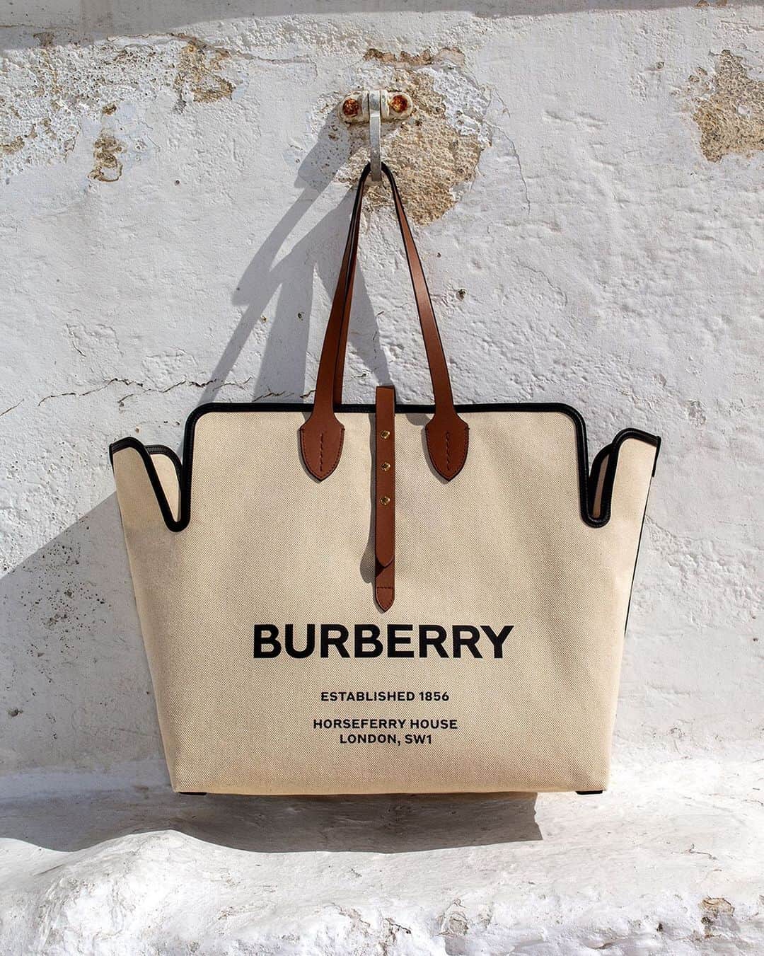 Burberryさんのインスタグラム写真 - (BurberryInstagram)「The Canvas Belt Bag . A modern bag silhouette in super-light canvas, stamped with our bold new logo and the address of our London HQ, Horseferry House . #BurberrySummer」7月15日 20時39分 - burberry
