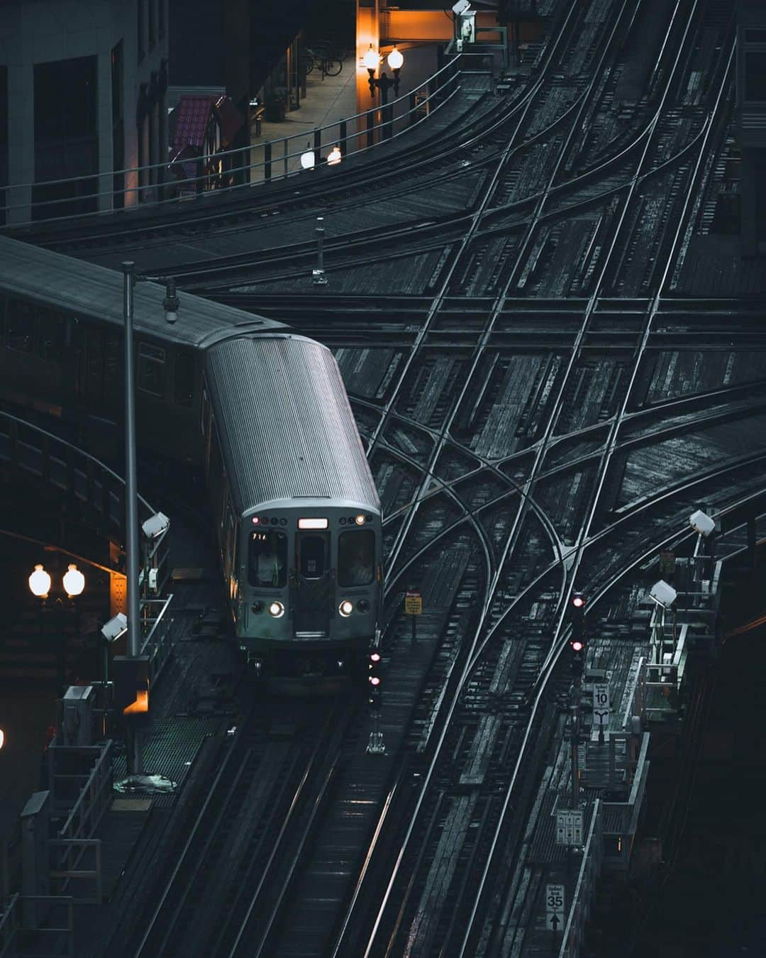 Thomas Kakarekoさんのインスタグラム写真 - (Thomas KakarekoInstagram)「looped  spending a few days in Chicago with @choosechicago and it’s not hard to guess that I was dying to finally see the “L”. Chicago’s transit system is 125 years old and the second busiest in the US. So huge when compared to Berlin, and grey instead of yellow. Be prepared for a few more shots of Chicago’s L in the coming weeks.  #chicago #chicagohome」7月15日 20時40分 - thomas_k