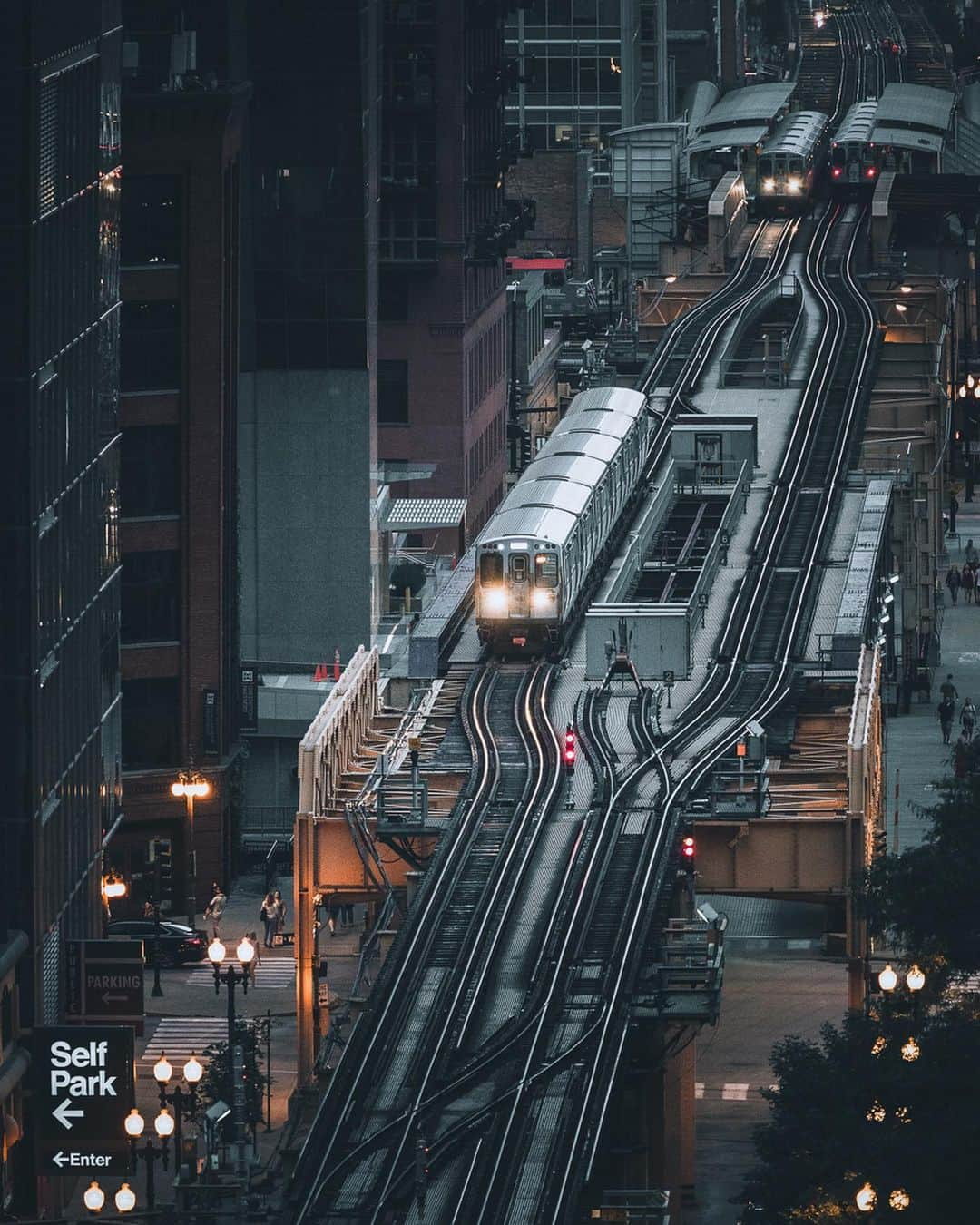 Thomas Kakarekoさんのインスタグラム写真 - (Thomas KakarekoInstagram)「looped  spending a few days in Chicago with @choosechicago and it’s not hard to guess that I was dying to finally see the “L”. Chicago’s transit system is 125 years old and the second busiest in the US. So huge when compared to Berlin, and grey instead of yellow. Be prepared for a few more shots of Chicago’s L in the coming weeks.  #chicago #chicagohome」7月15日 20時40分 - thomas_k