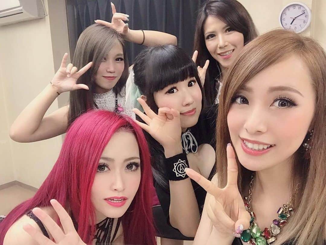 R!Nのインスタグラム：「福岡BEAT STATIONでした！  私にとって福岡は、ふるさとと呼んでいる大好きな街です。歌いに来れることが本当に嬉しくって、感情がついつい乗りすぎました…  暖かく迎えてくれた一人一人のお顔が後ろまではっきりと見えて、一緒に楽しんでもらえて嬉しかったです！  MCでもお話ししましたが、福岡に度々来るきっかけになったのは、とある末期ガンだったファンの方が入院されていた病院へ出向いたことでした。  もう気づけば7年。18だった頃の私の素直な思考と、行動力でひとつの命の最後を見届けることができました。今日もきっと見守ってくれていたのかな…と考えたら涙をこらえるのに必死で、ステージからはけた瞬間に涙腺崩壊…  病院の職員さんも出向いてくださり、本当に暖かいライブになりました。  また必ず帰ります。 福岡、ありがとう。  #Aldious #アルディアス #support #vocal #RIN #metal #band #tour #evoke #全国ツアー #福岡 #fukuoka #beatstation #instagram」