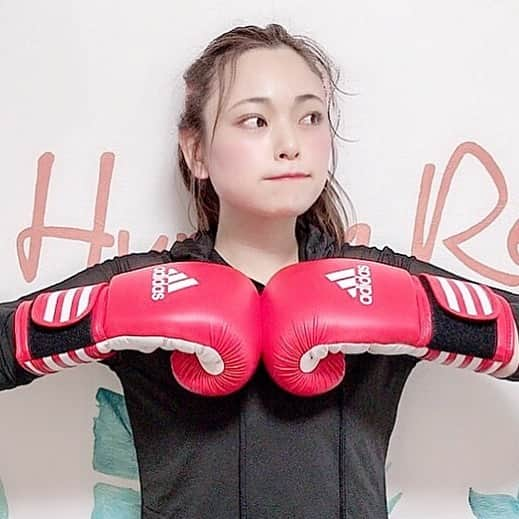 Yuuki mimuraさんのインスタグラム写真 - (Yuuki mimuraInstagram)「🥊✨ . 初めて#キックボクシング をやったよ💨 めちゃくちゃキツかった… #筋トレ してからキックボクシングだよ…？ もう倒れる寸前でした笑笑 格好だけ一丁前…この後顔が終わりました＿＿†＿＿ . 最初に写真撮っておいて良かった…😭 #プロテイン もいただいて…明日の筋肉痛を恐れながら 今日は寝ます…怖い😭！！ . @hu.revo さんありがとうございます🥊✨ 絶対また行く🏃‍♀️💨 ウエアは #LAVIA_sports ( @lavia_sport )✨ 久しぶりにきたよ👙✨ . . ダイエットモニターを募集しているみたいなので Instagram( @hu.revo )チェックしたみてね☡✍︎ . . 🏝夏季限定短期ダイエットモニター募集🏝 . 💃夏に向けて短期で痩せたい方限定👙 . 😳分割払いも可能😳 . 🌈顔掲載不可でも大丈夫です🌈 . 【募集人数】 新宿店 5名 池袋店 5名 . 正規のスダンダードコース10回 ¥183000 でのご案内です✨ 【モニター特別価格】 ¥119800 . なんと💓 −¥63200 . そして❗️ 🌞お昼の時間帯《10時〜17時》🌞に トレーニング出来る方はそこからなんと💓 −￥10000の . ✨￥109800✨ . 🌈条件🌈 ↓ 期間1ヶ月✨ 週1回以上のトレーニングを受けられる方✨ 健康状態に問題のない方✨ モニター素材としての使用を許可して頂ける方✨ 上記の内容をクリアできる方SNS限定でのご案内です👏🏻 ダイレクトメッセージよりお待ちしております😊 . . 新宿・池袋でパーソナルジムならhu-ReVo🌈 TEL 0369031777 . #hurevo#パーソナルジム#ジム通い#モデル #ダイエットモニター#トレーニング #大人女子の習い事#ダイエット仲間募集 #フィットネス#綺麗になりたい #子連れトレーニング#美活#ダイエット女子 #ダイエット生活#ボディメイキング #ダイエット仲間と繋がりたい#痩せる #メリハリボディ#ダイエットモニター#筋トレ女子 #ダイエット#女子トレ#LAVIA」7月15日 20時41分 - u0829u