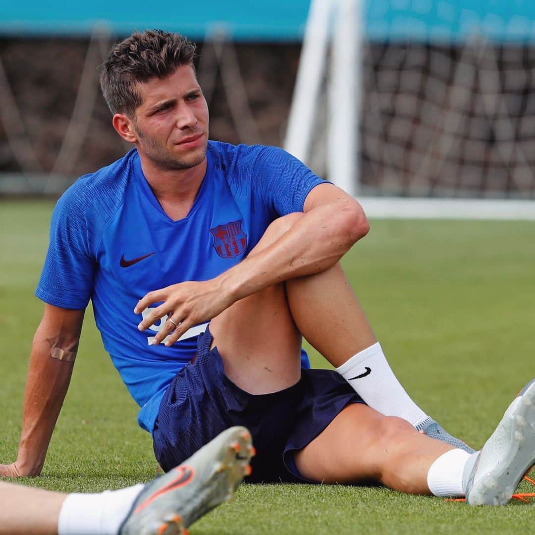 セルジ・ロベルトのインスタグラム：「1st training session ⚽️」