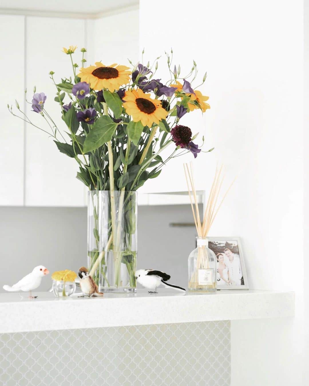 のインスタグラム：「Flowers for the week ❁ . . . 雨つづきの週末だけど花だけは夏を先取り🌻 友達からのプレゼントの @hansa_jp の鳥さんたちと🕊♡ スズメが大好き🙌❣️ . #トルコキキョウ #エコーレブルー #ルドベキア #アイリッシュアイズ #ヒマワリ #ビンセントオレンジ #スカビオサ #ベルベットスクープ . . . #今週のお花 #flowersfortheweek #花のある暮らし #花のある生活 #7月お花 #naoliving_flowers」