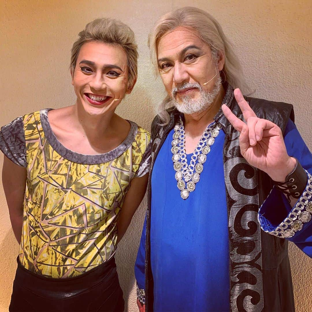 岡田亮輔さんのインスタグラム写真 - (岡田亮輔Instagram)「🎪PIPPIN🎭 ✨大阪公演✨無事に終演しました👏大盛況🤩最高にhappyな公演でした😆 チャールズ父上とのツーショット👌楽屋も一緒で大好きなチャーミング父上です😍👑 沢山の声援をありがとうございました❗️❗️❗️大阪最高✨✨✨✨ #pippin #大阪公演 #千秋楽 #大盛況 #今井清隆 さん #父上 #チャールズ #ルイス #沢山の #声援 #ありがとうございました #大阪最高 #最高に #happy」7月15日 20時46分 - ryosuke.okada0216