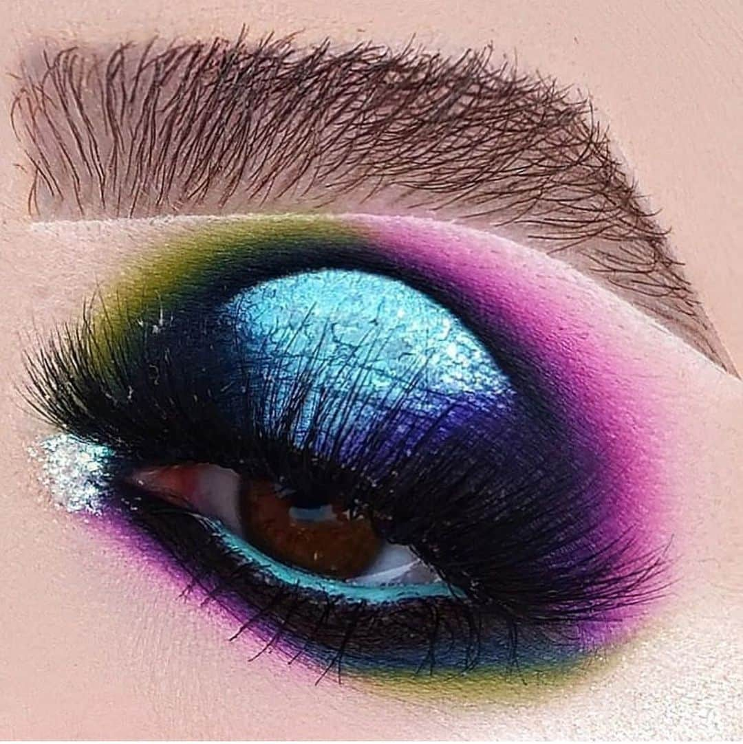 Makeup Addiction Cosmeticsさんのインスタグラム写真 - (Makeup Addiction CosmeticsInstagram)「Gorgeous! @glow_zia used our Sinful eyes palette, Bare green glitter and Holy glow vol 1 for this look! Next inspo🔥🔥🔥 : : #makeupaddictioncosmetics #makeupaddiction #ilovemakeup #flawlessdolls  #makeupmafia #beatthatface #makeupinspiration #makeupgirlz #featuremuas #bbdaretoshare」7月15日 20時48分 - makeupaddictioncosmetics